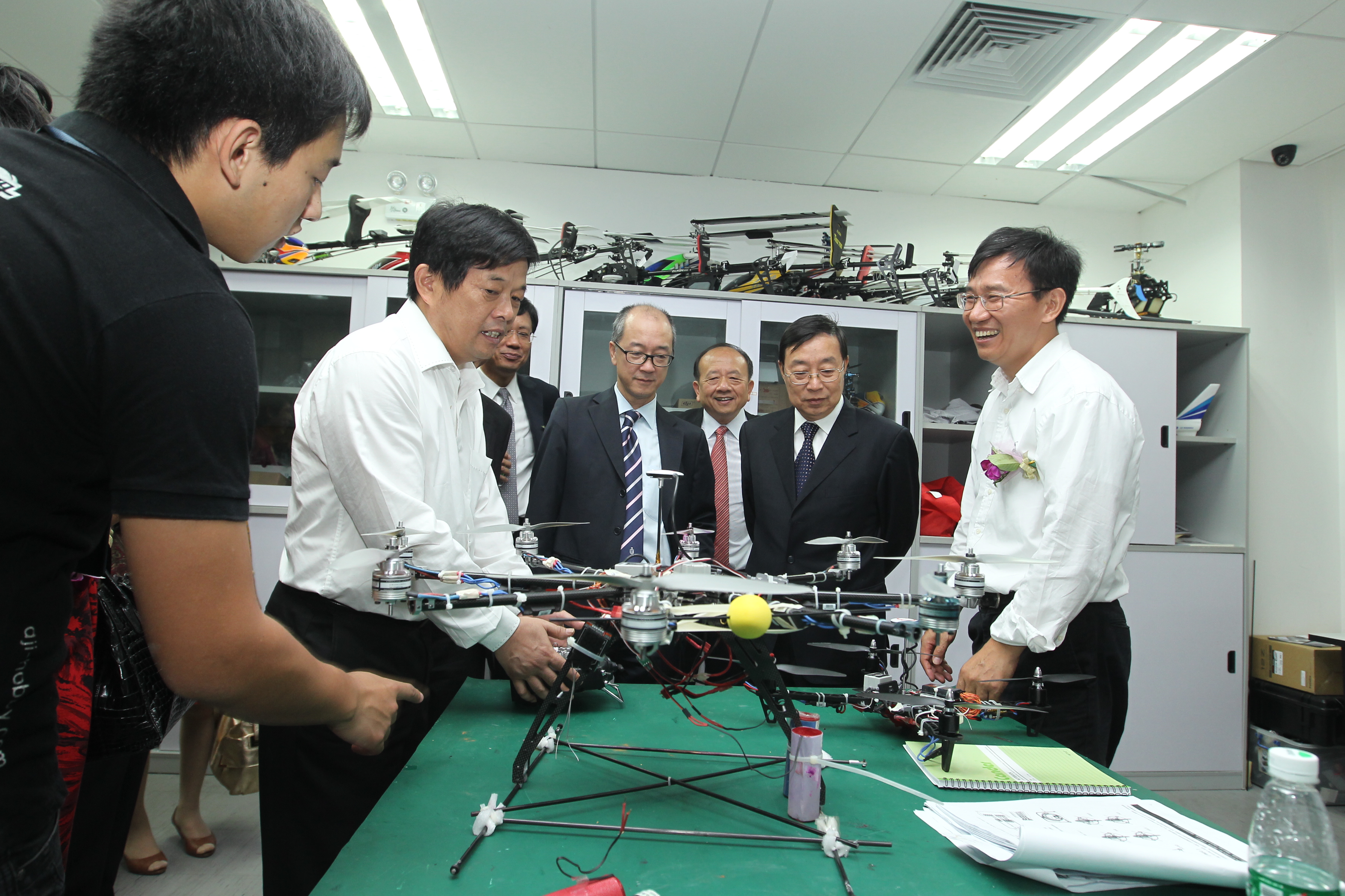  Guests visiting the technology enterprises in the IER Building.