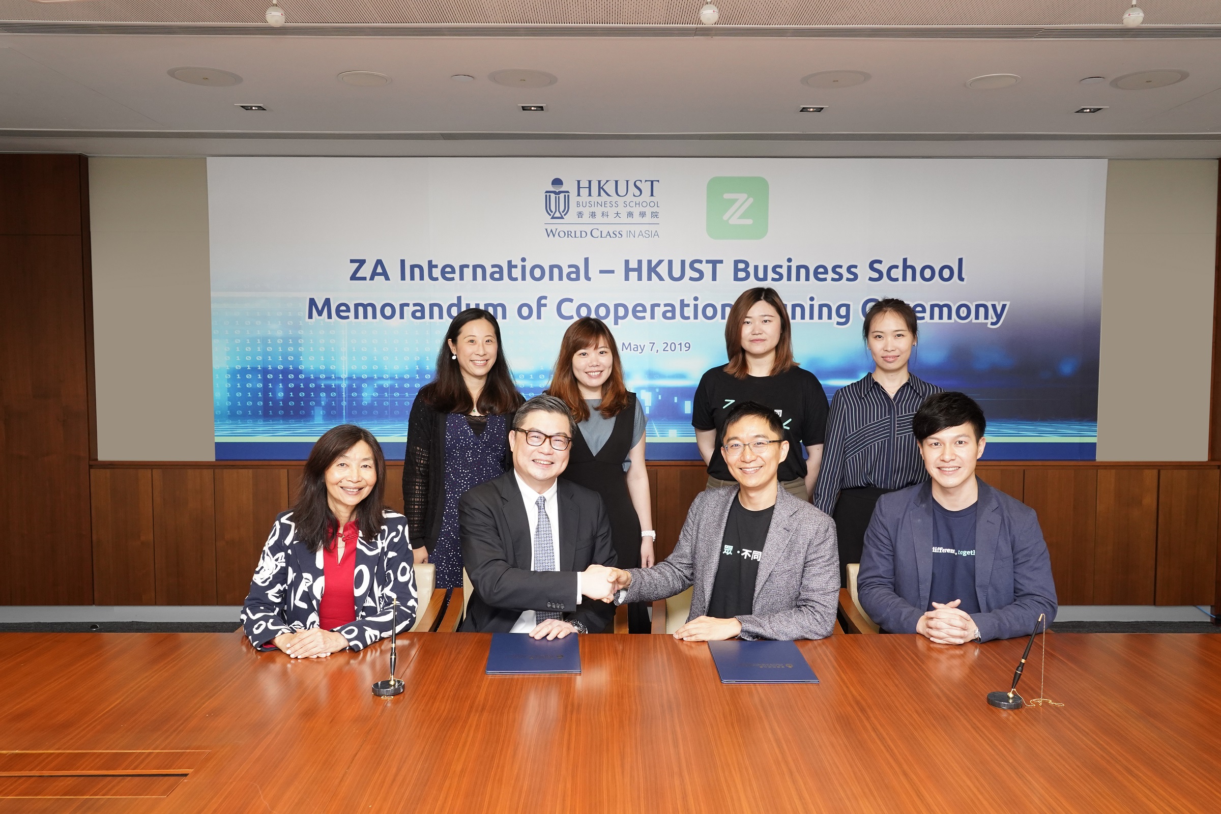 (Front row, from left) Prof. Sabrina LIN, Vice-President for Institutional Advancement of HKUST; Prof. TAM Kar Yan, Dean of HKUST Business School; Mr. Wayne XU, President of ZA International; and Mr. Ken LO, Head of Strategic Partnership of ZA International.