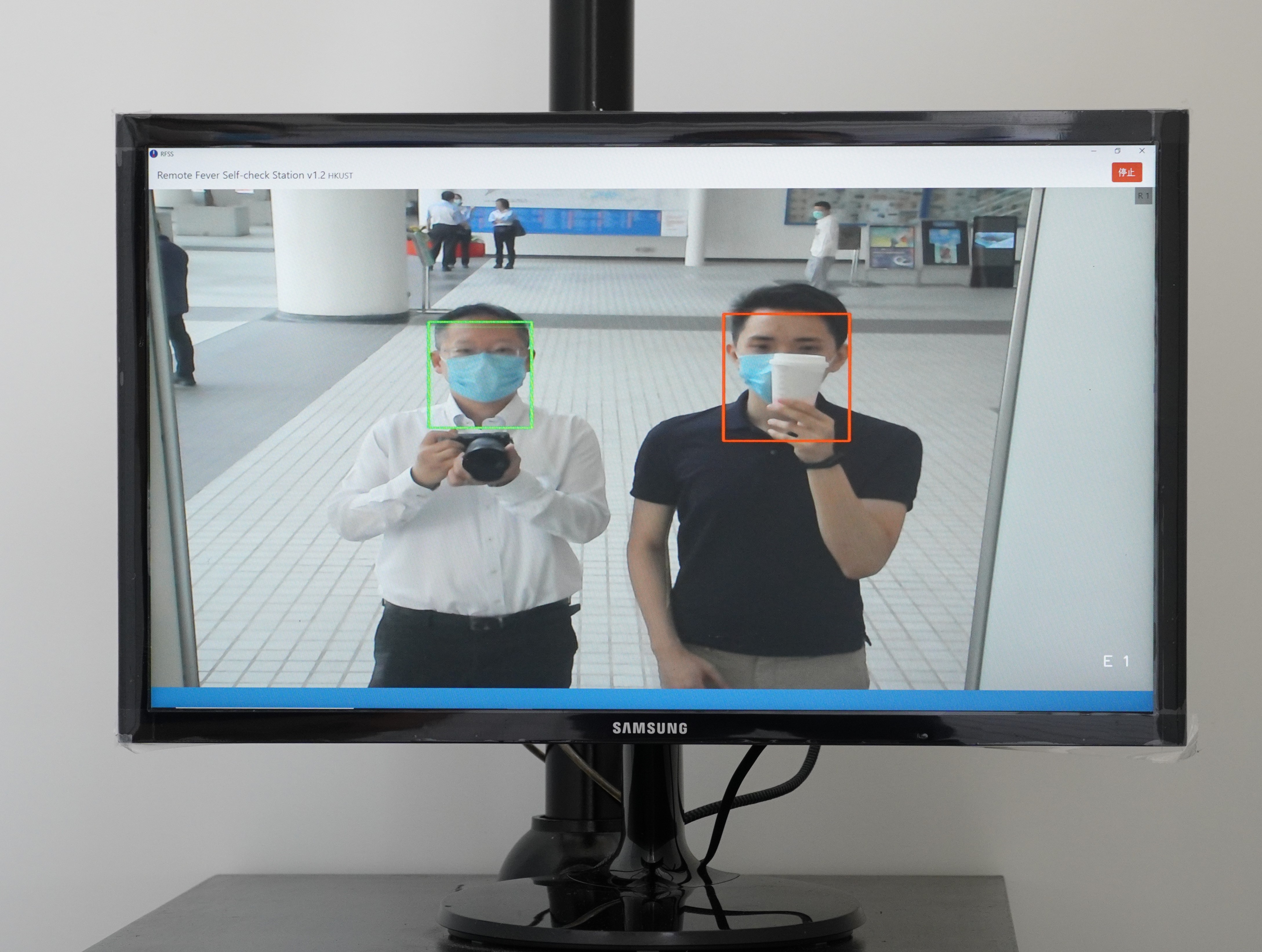 The SFSS System only focuses on detecting the heat distribution of a person’s facial area; via a Visual Closure function, the system can accurately detect the person’s temperature even if his face is largely occluded.