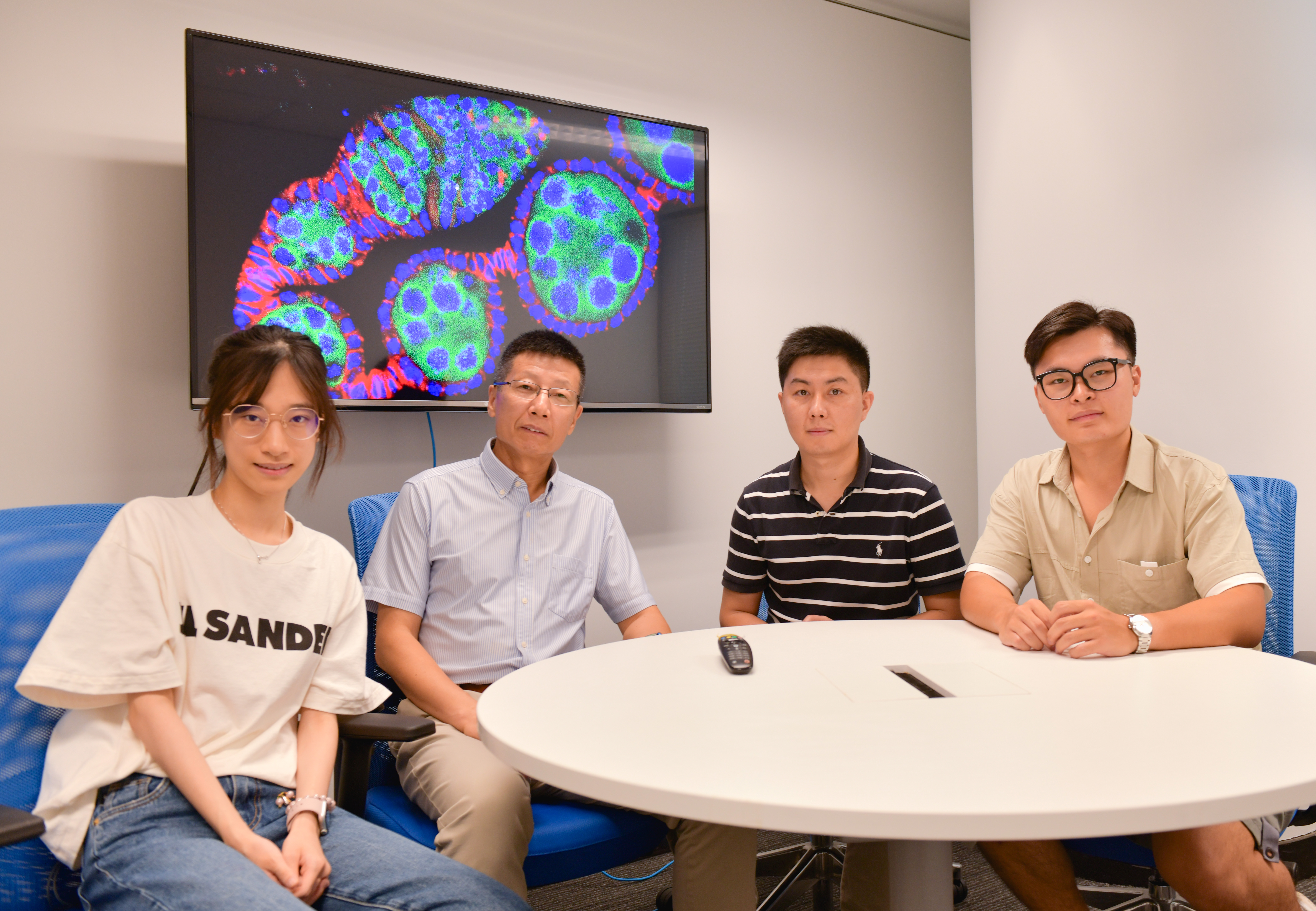 科大生命科学部主任及讲座教授解亭(左二)、科大生命科学部研究助理教授屠仁军博士(右二)及其他研究团队成员Dr. TU Renjun, Research Assistant Professor of HKUST’s Division of Life Science (second right) and other members of the research team