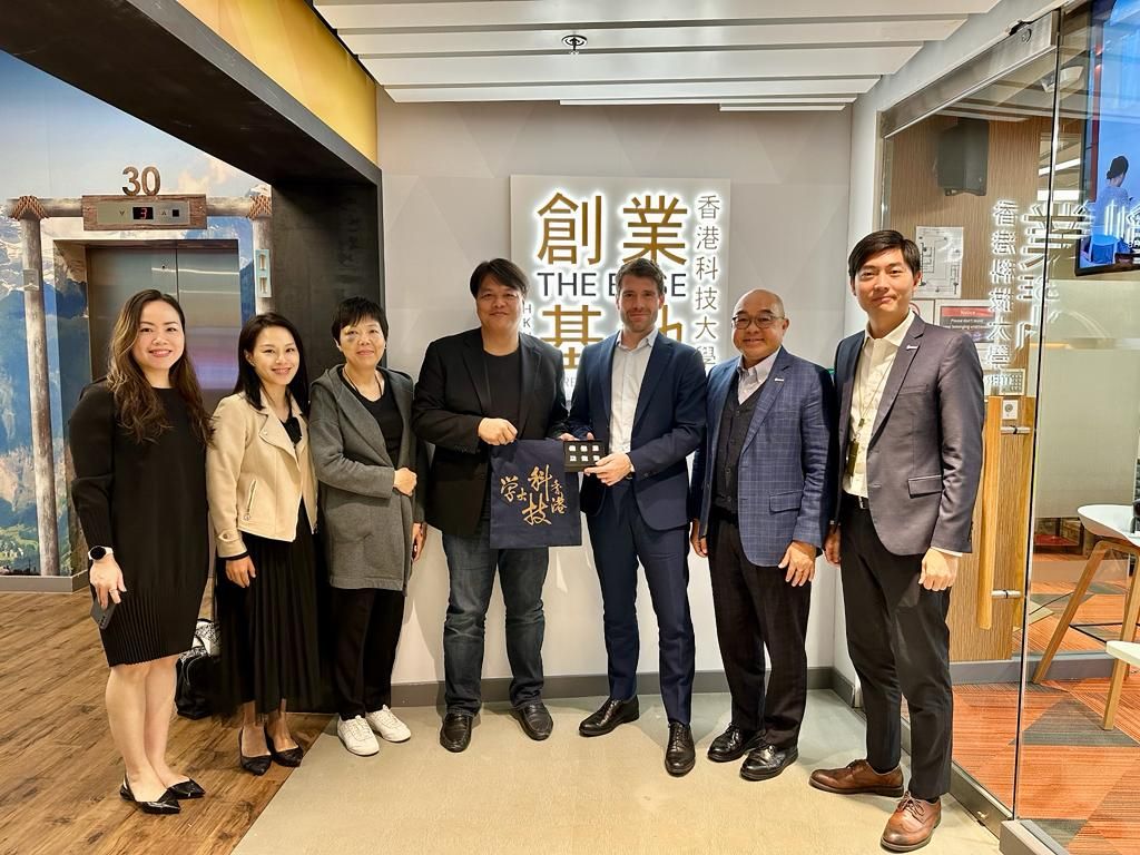 Dr. Philippe ROESLE (third from right) visited the Entrepreneurship Center (EC).