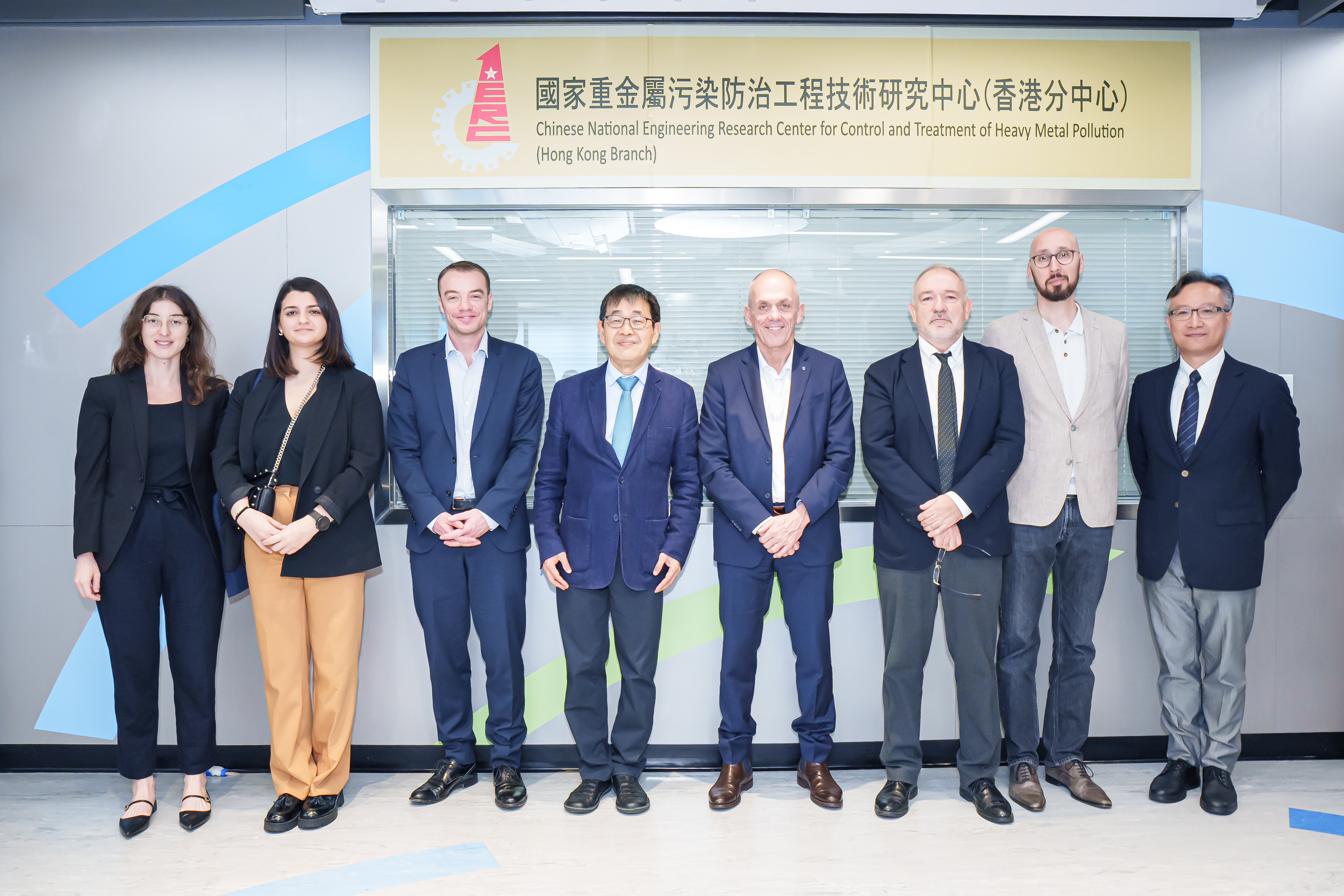 法国国家科学研究中心代表团参观科大国家重金属污染防治工程技术研究中心。