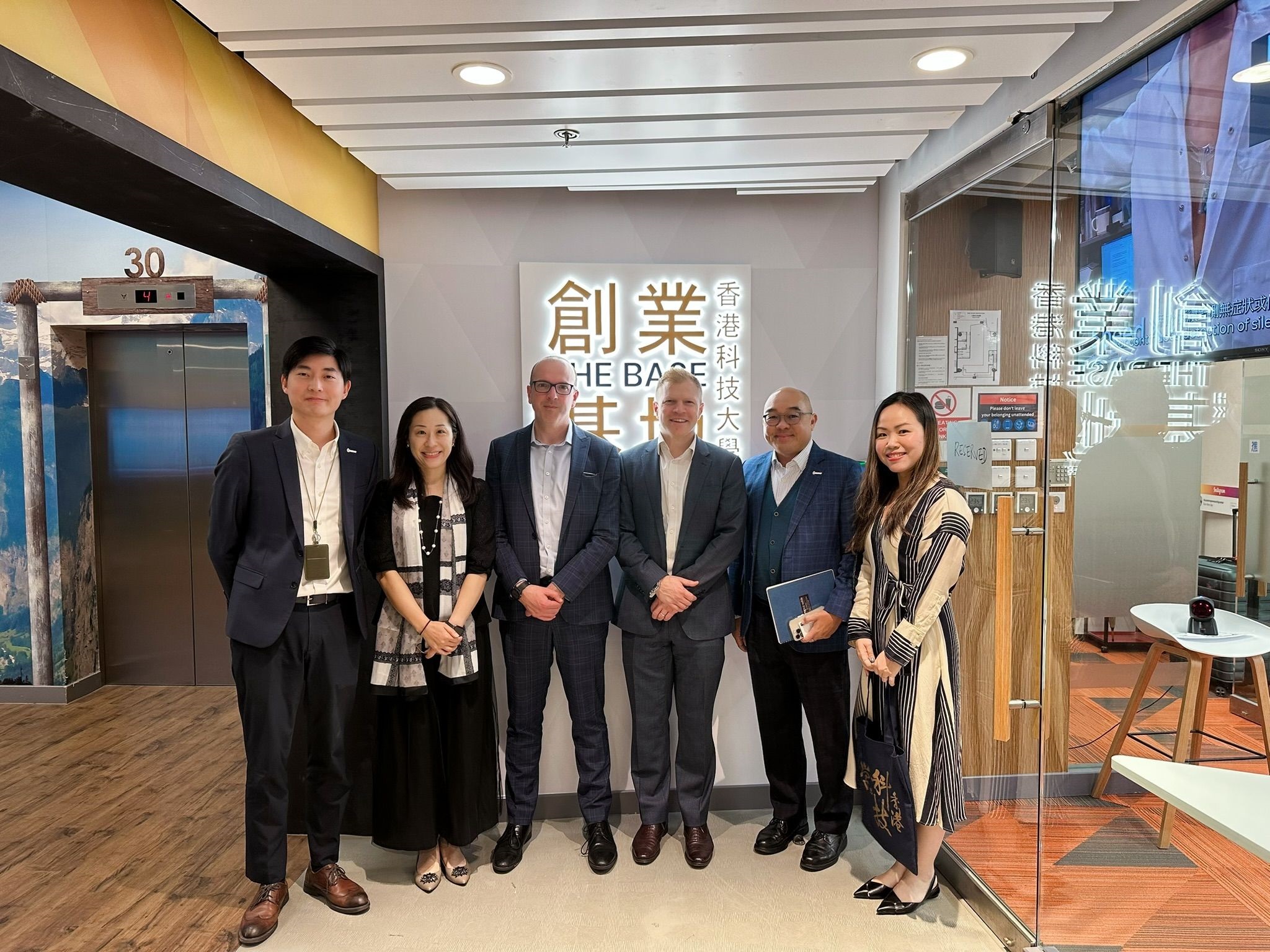 Prof. John HOLDEN (third from left), Associate Vice-President for Special Projects at the University of Manchester, and Mr. Rhys WHALLEY (forth from left), Executive Director at Manchester China Forum visited HKUST on November 14.
