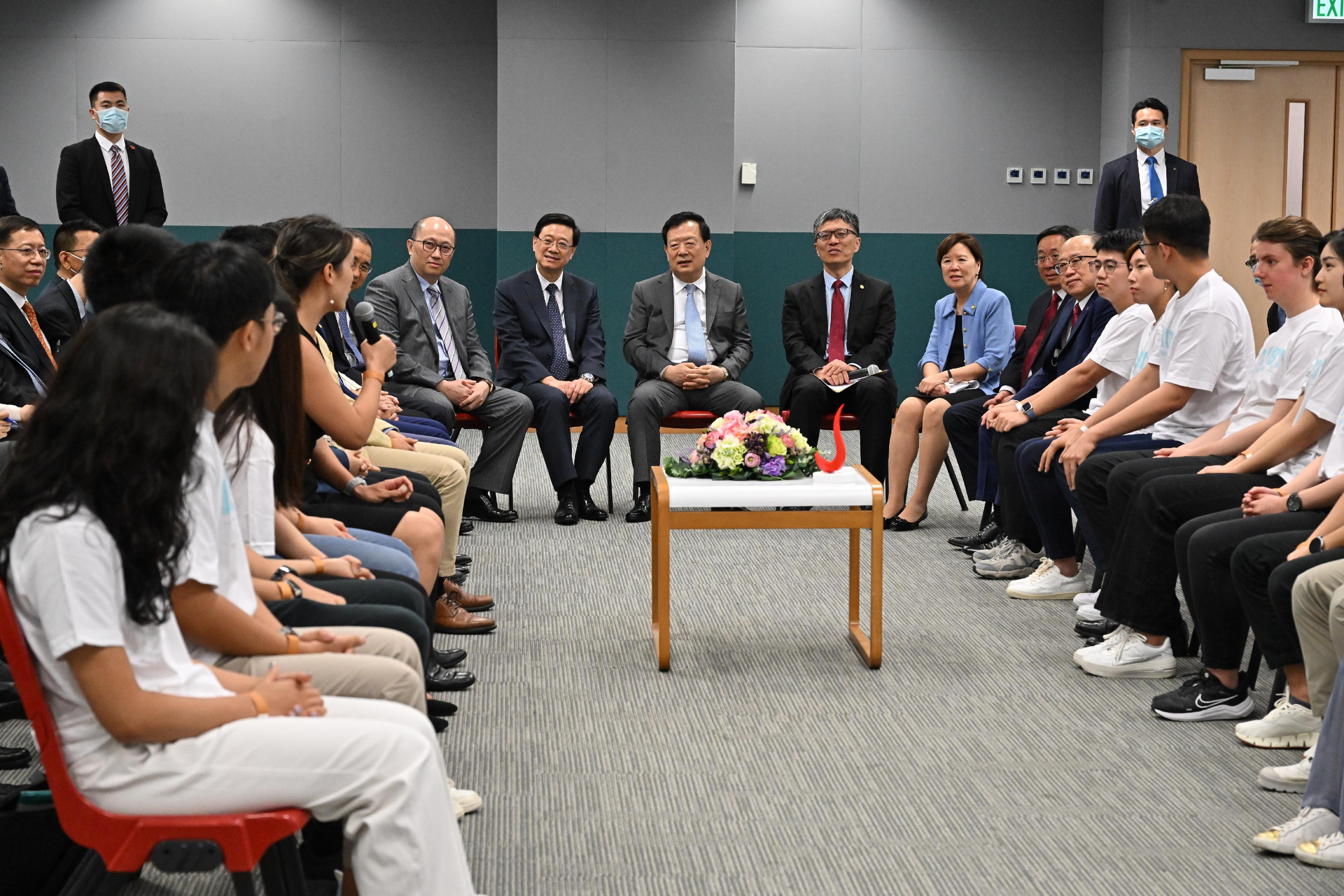 夏宝龙主任及其代表团与科大教职员和学生代表进行交流。