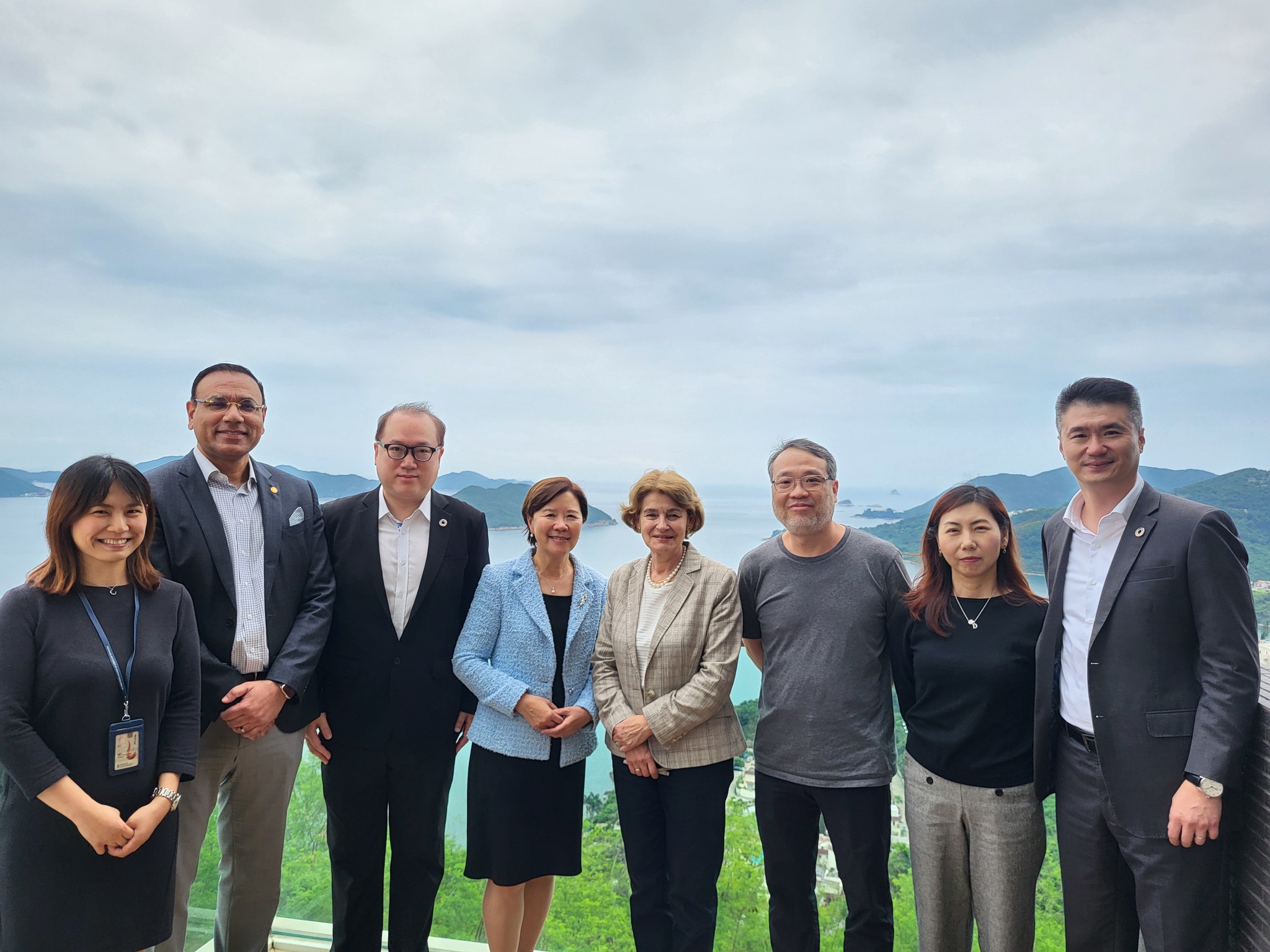 The UNESCO delegation takes a group photo with the HKUST team.