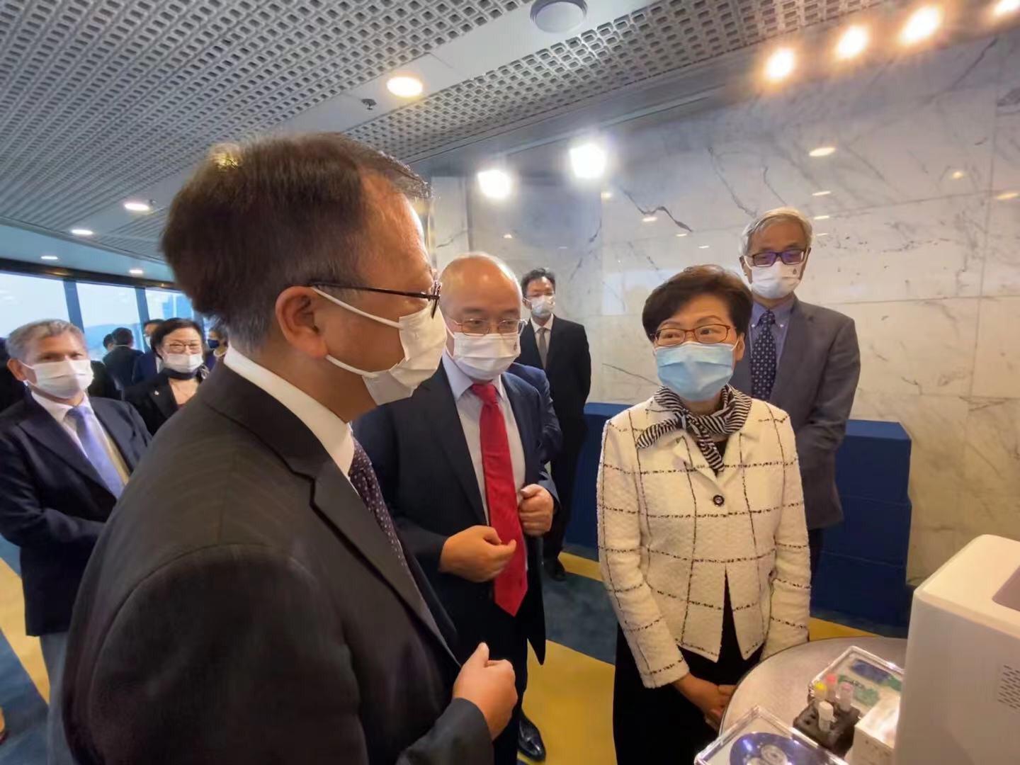 溫維佳教授（左）展示他與其研究團隊研發的2019冠狀病毒病便攜式檢測儀。