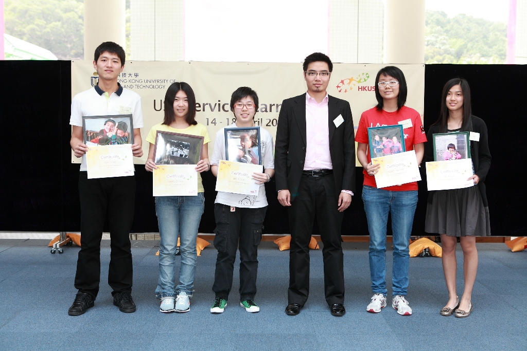  Mr Wayne Chau (3rd from right) presents certificates to winners of the Footprint Service Learning Photo Contest