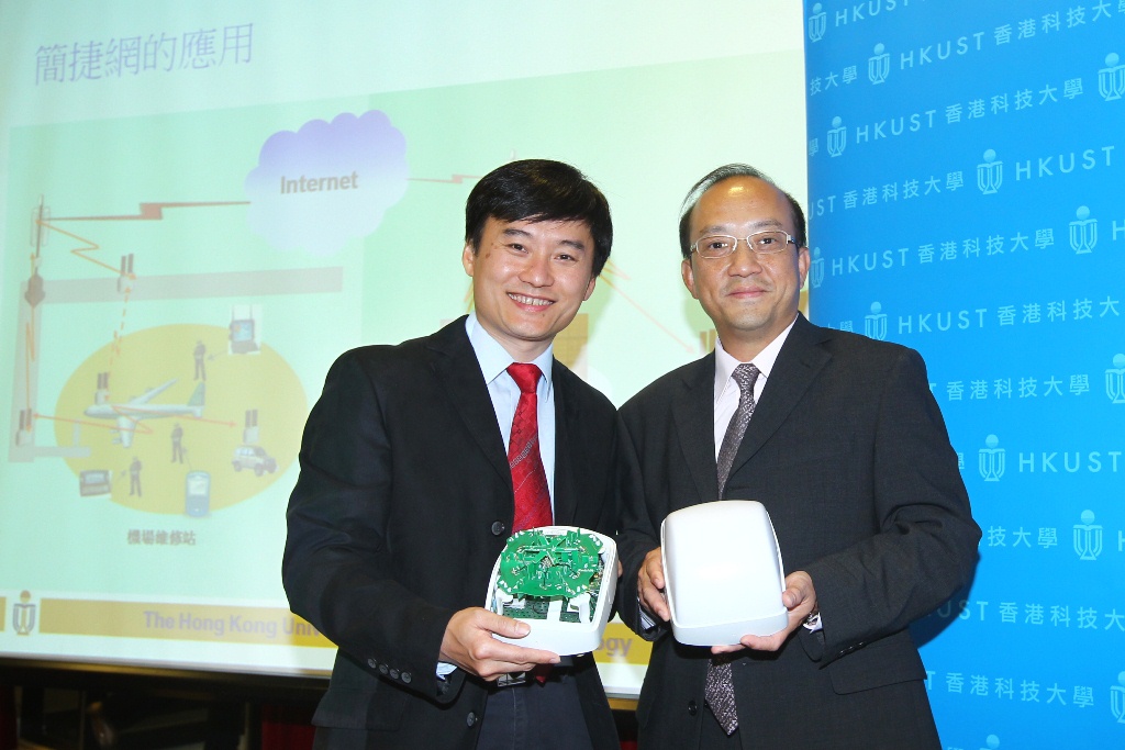  (From left) HKUST Prof Gary Chan and Modern Terminals Limited Mr Chung-keung Cheng elaborating the distinctive performance of LAviNet.