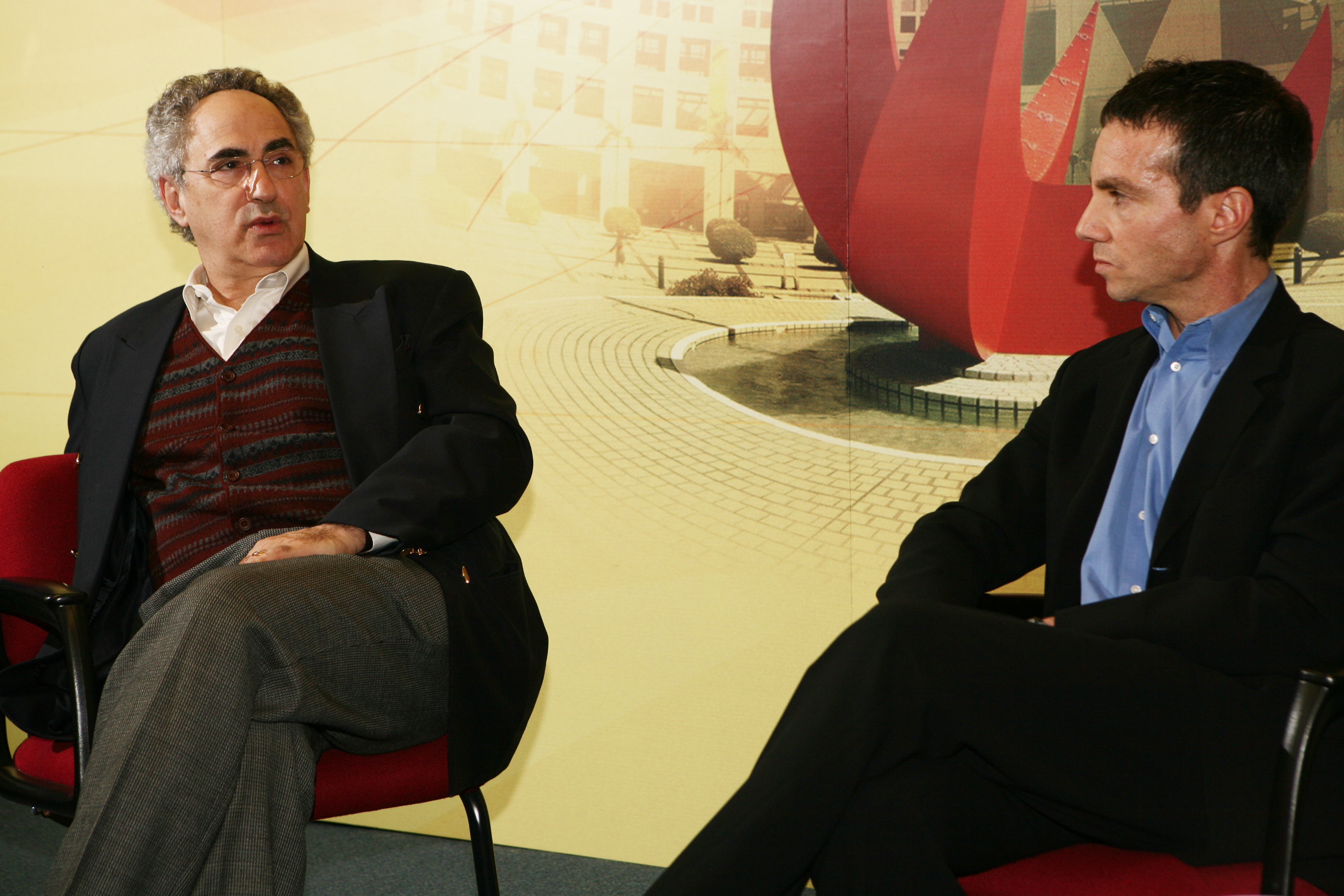 Prof David Zweig (left), Chair Professor and Director of the Center on China’s Transnational Relations and Associate Dean of the School of Humanities and Social Science, at HKUST, and Prof Steven Weber (right), Professor and Director of the Institute of International Studies at UC Berkeley, had a fruitful discussion on Sino-American relations in a workshop of the “New Era Global Futures Project 2007” today	