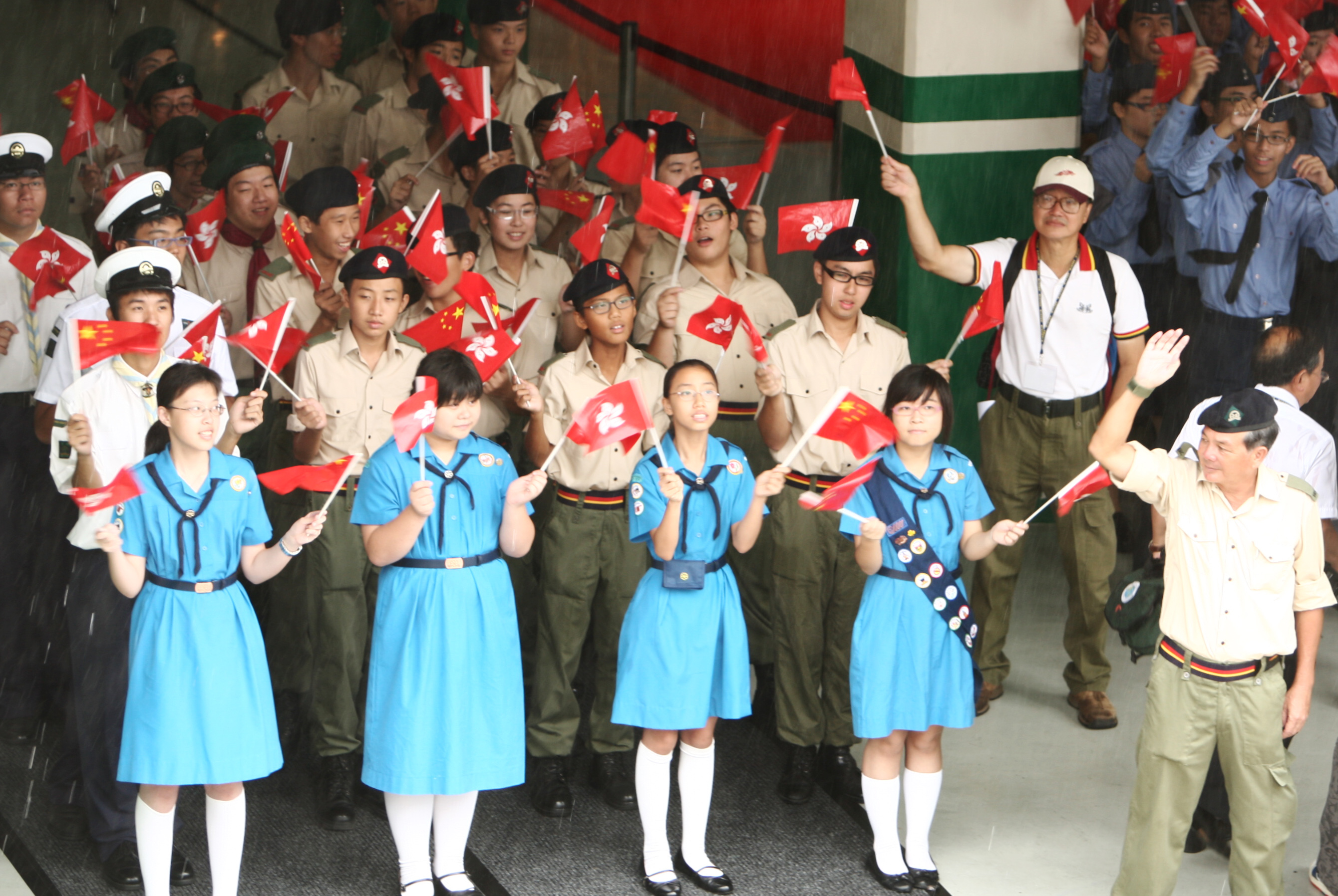  Youngsters in uniforms wave SAR flags to Dayang Yihao's crew members.
