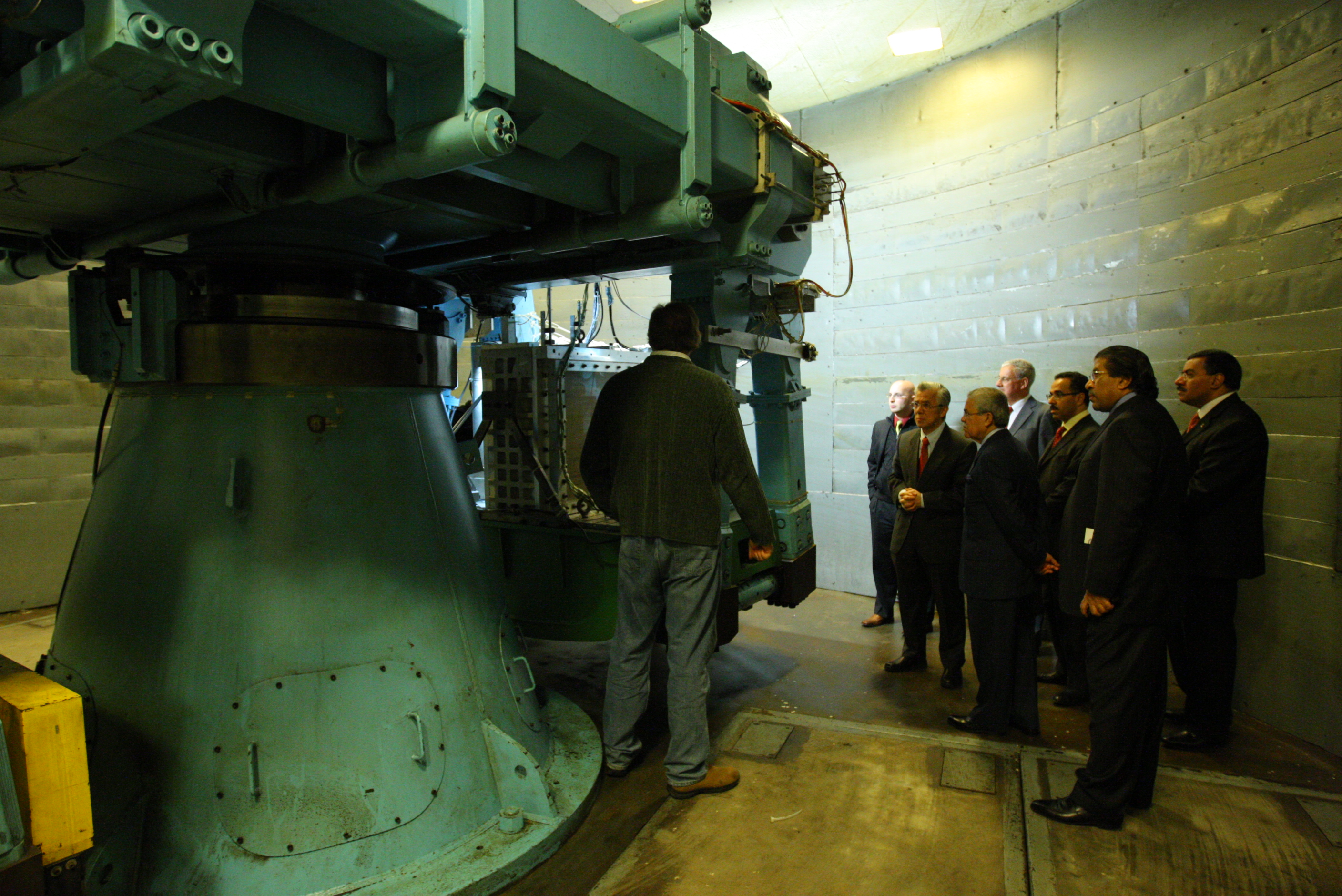  His Excellency Ali I. Naimi, Saudi Arabia's Minister of Petroleum and Minerals and Chairman of KAUST's Board of Trustees (third from left in the group) and members of the KAUST delegation visited Geotechnical Centrifuge Facility in HKUST.
