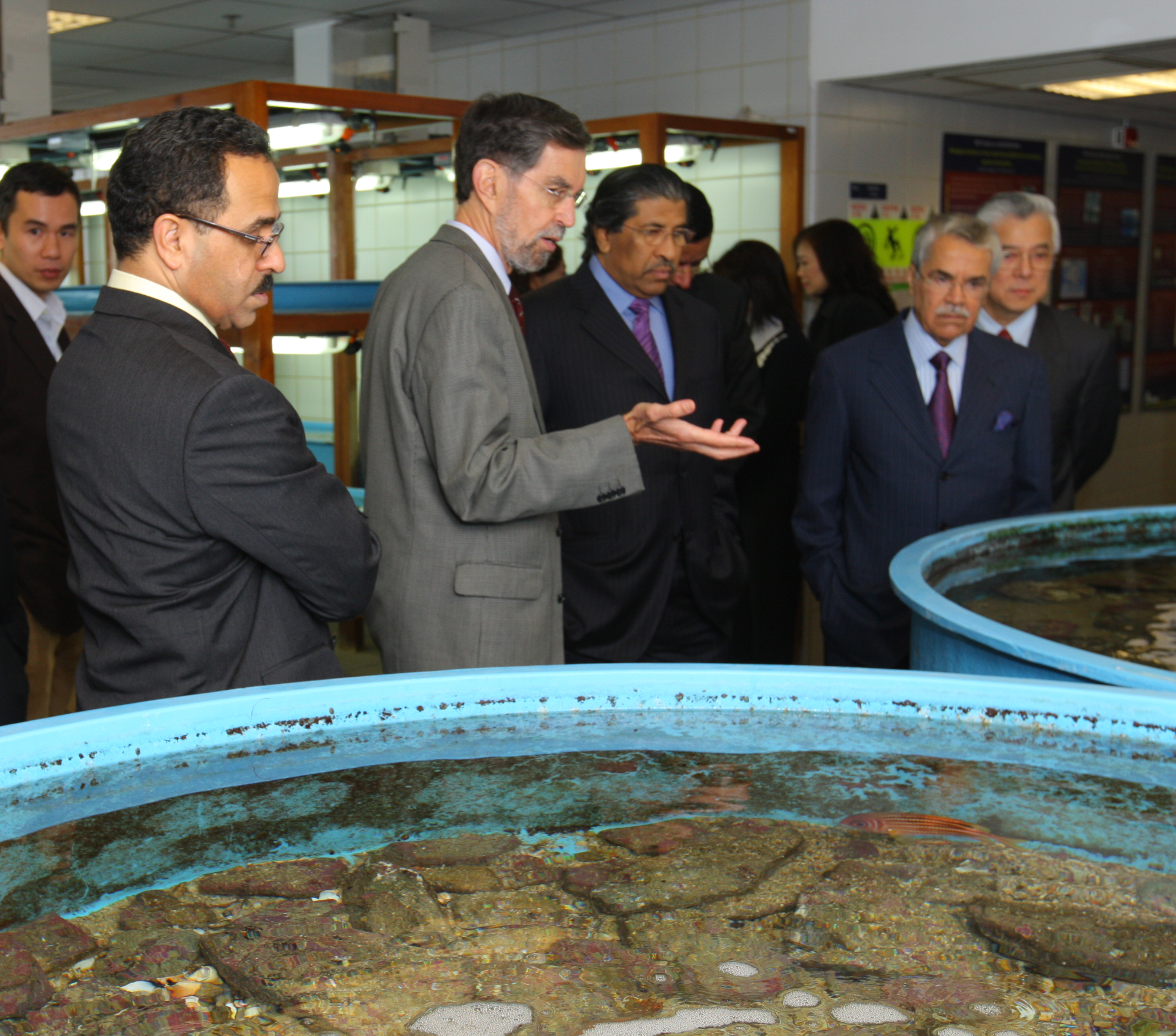  His Excellency Ali I. Naimi, Saudi Arabia's Minister of Petroleum and Minerals and Chairman of KAUST's Board of Trustees (second from right) and members of the KAUST delegation visited Coastal Marine Laboratory in HKUST.