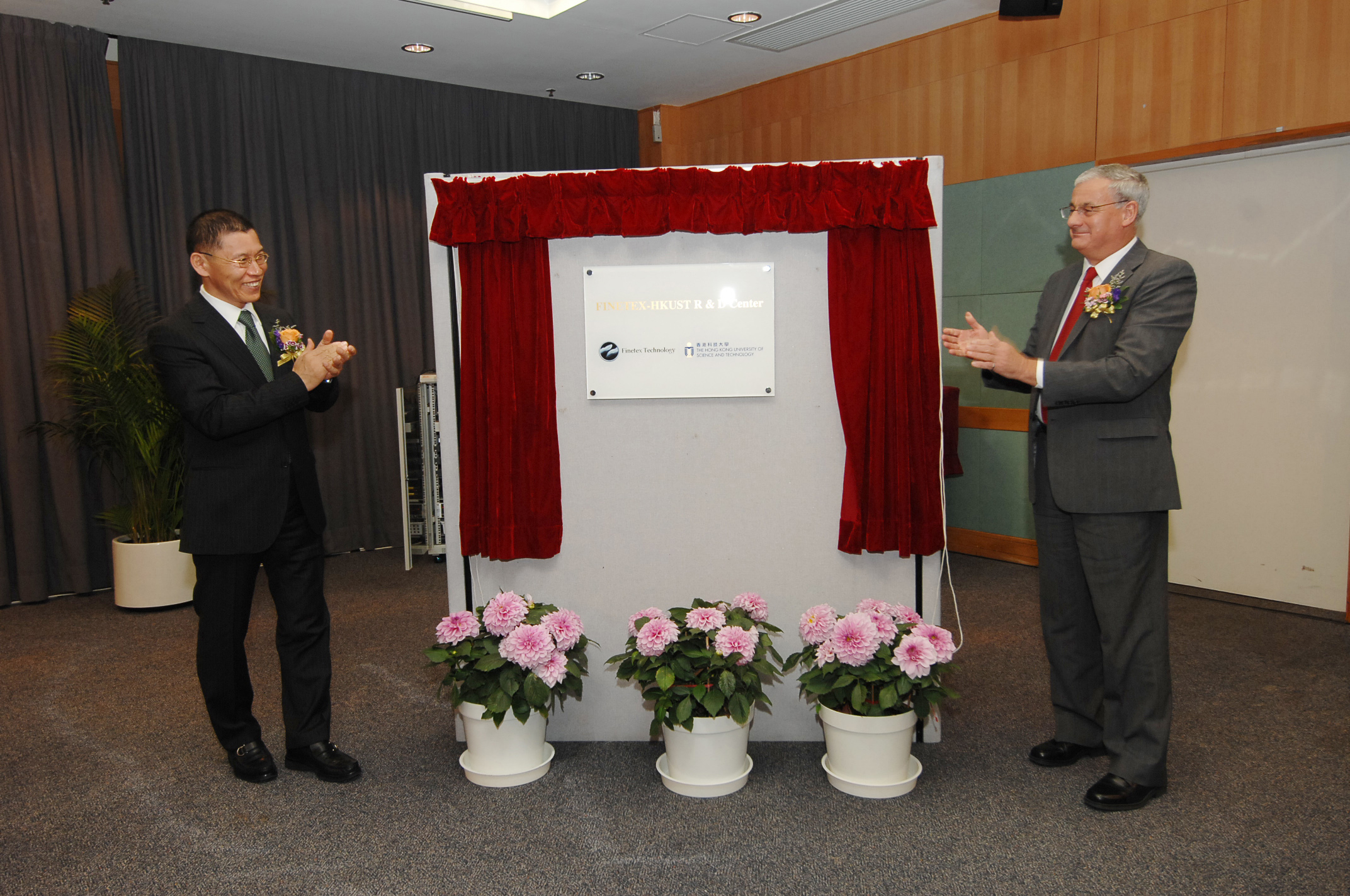  Prof Tony Eastham and Mr Jong Chul Park, CEO of Finetex Technology Global Ltd are unveiling the plaque of FINETEX-HKUST R &amp; D Center.