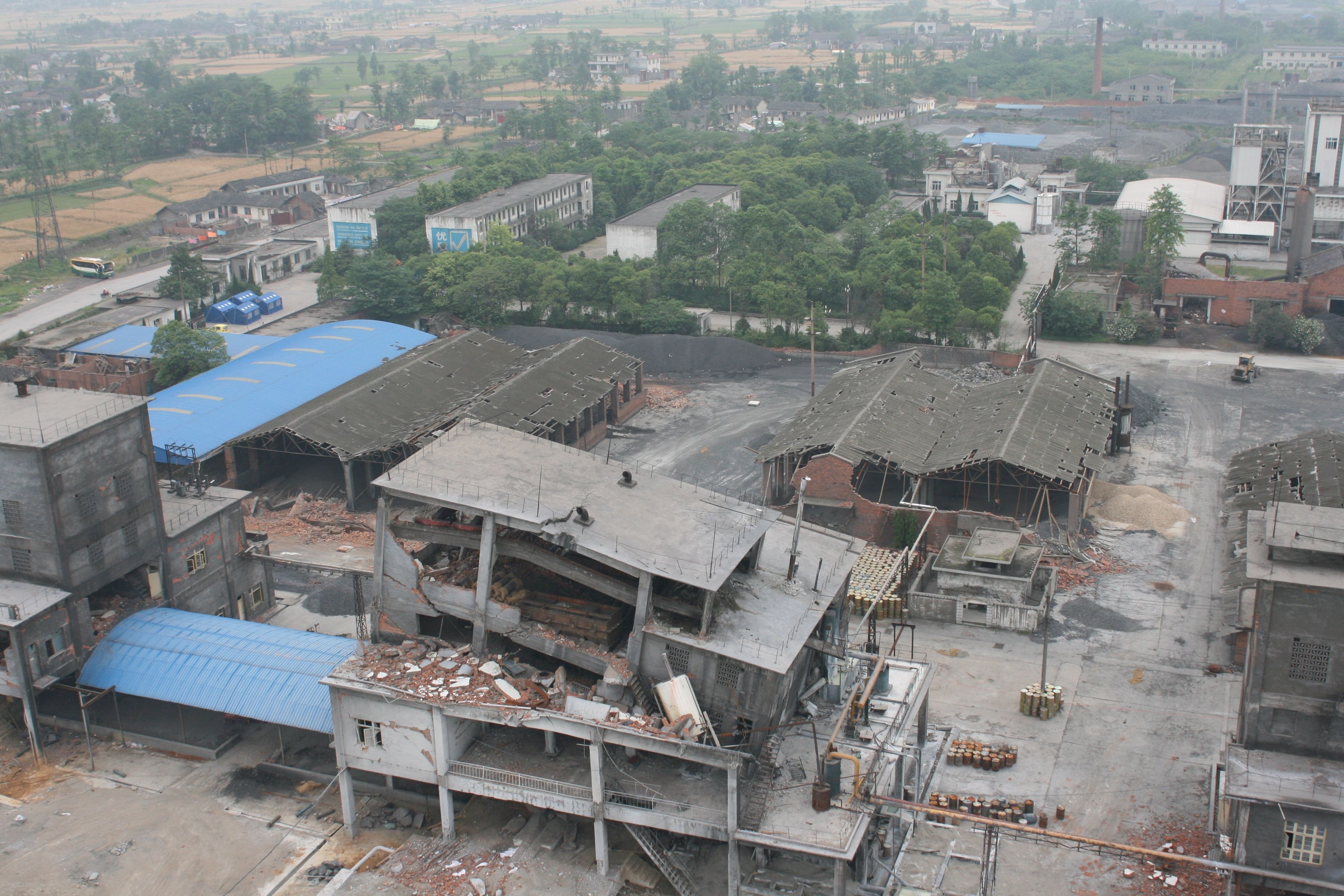 A collapsed building in the town of Han Wang	