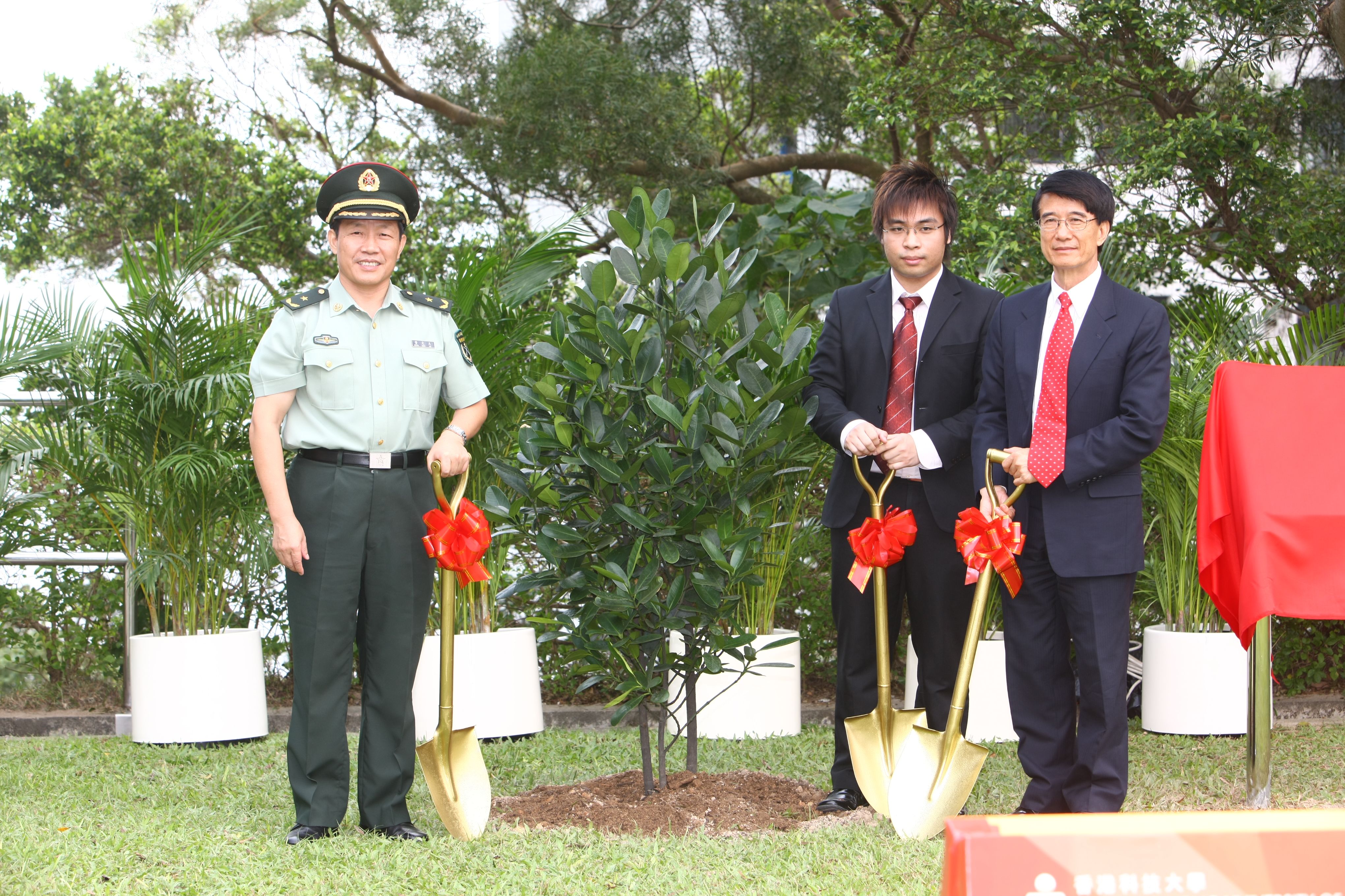 Tree planting to commemorate the PLA visit. (From left) PLA Hong Kong Garrison Deputy First Commander Major General Dong Wenjiu, HKUST Students’ Union President Max Yeung, and HKUST President Paul Chu	