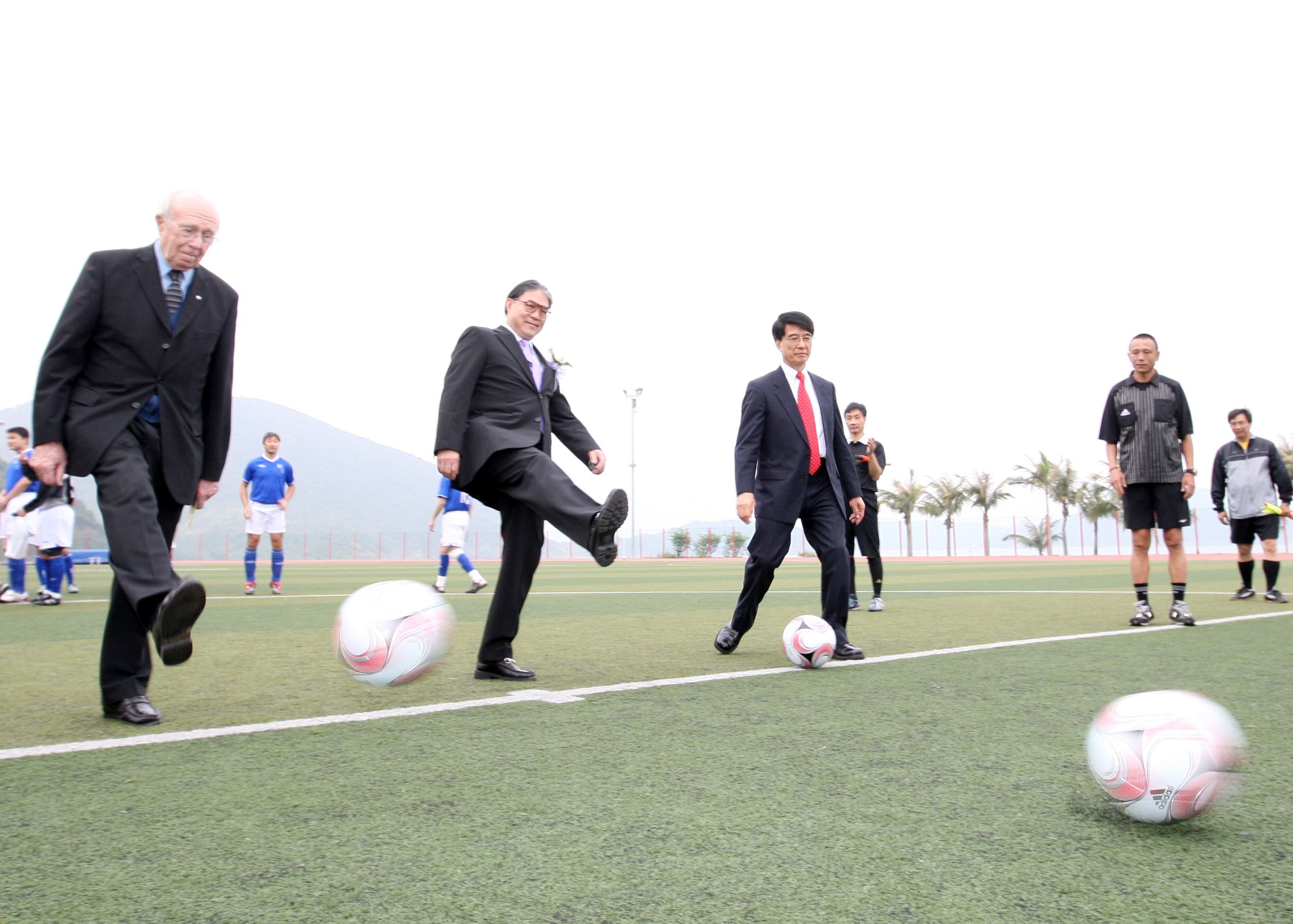 Kicking off the football match are: (from left) HKUST University Court Honorary Member Sir David Akers-Jones, Mr Timothy Fok and President Paul Chu	