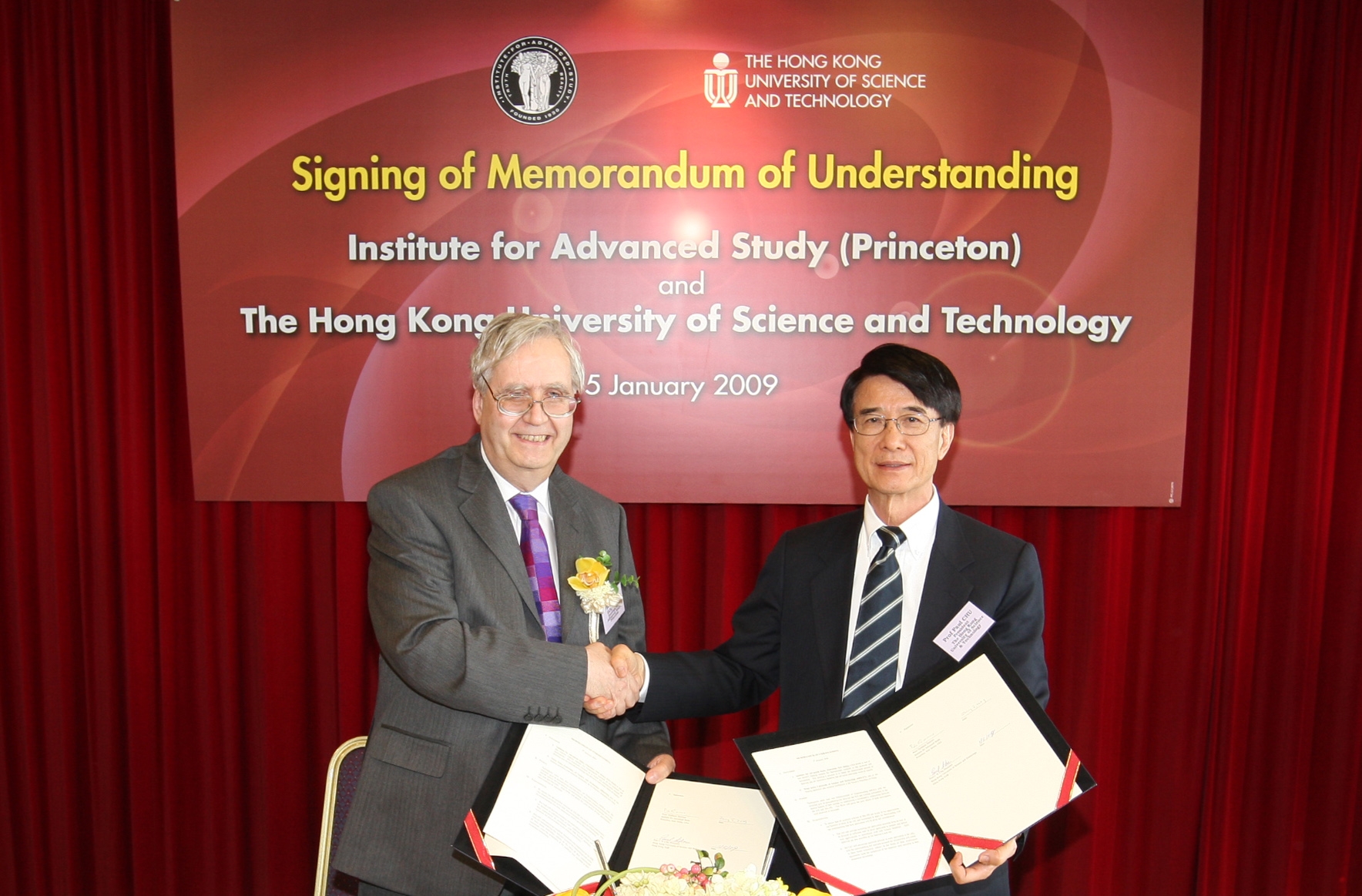 HKUST President Paul Chu (right) and Prof Peter Goddard, Director of the Institute of Advanced Study in Princeton, sign a memorandum of understanding between the two institutions	