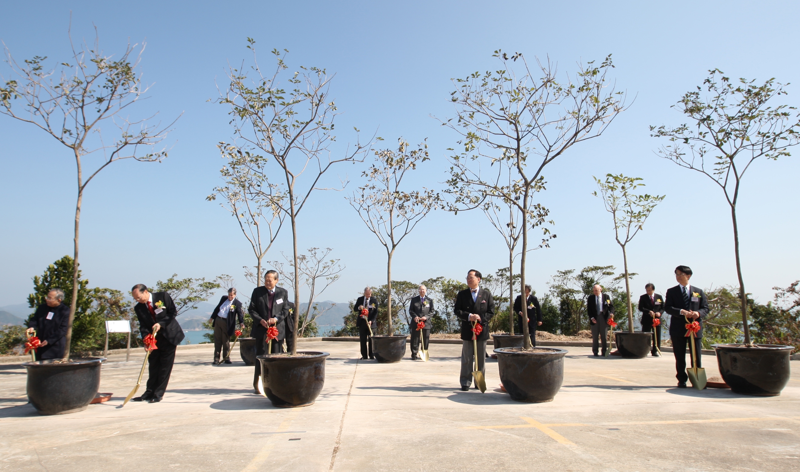 Mr Donald Tsang (second from right), flanked by Prof CN Yang (third from right) and President Paul Chu (first from right), at the Inaugural Ceremony. On the left are Dr John Chan, HKUST Court Chairman (first from left) and Dr Michael Mak, Acting HKUST Council Chairman (second from left).	