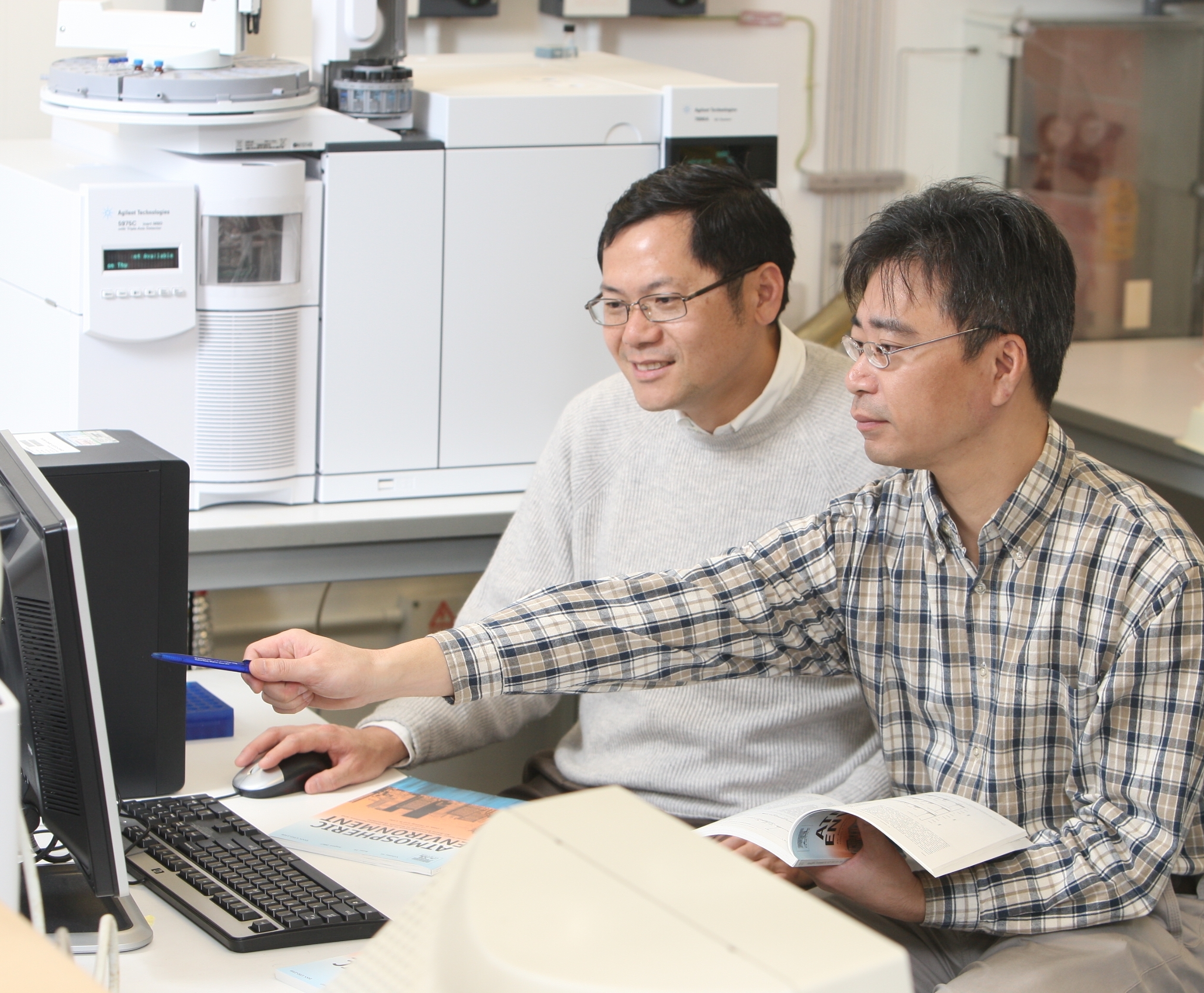 Picture shows Prof Chak Chan (left), Atmospheric Environment’s Editor-in-chief and Dr Ngai-ting Lau, Senior Editorial Assistant of the Journal’s China Office at work.	