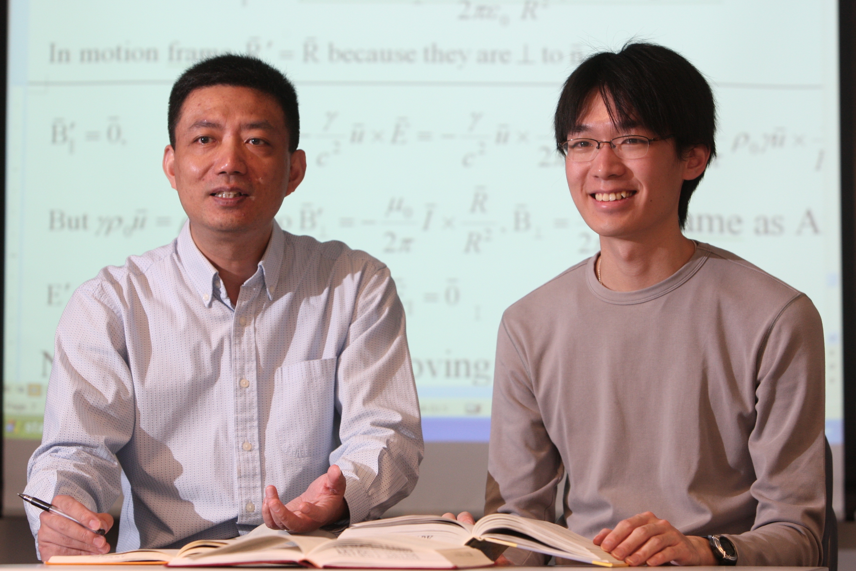 Accompanied by HKUST Physics Professor Zhiyu Yang who is also a Physics Olympiad coach, scholarship winner Tsui Lok Man (right) shares his experience of taking part at Physics Olympiad tournaments.	