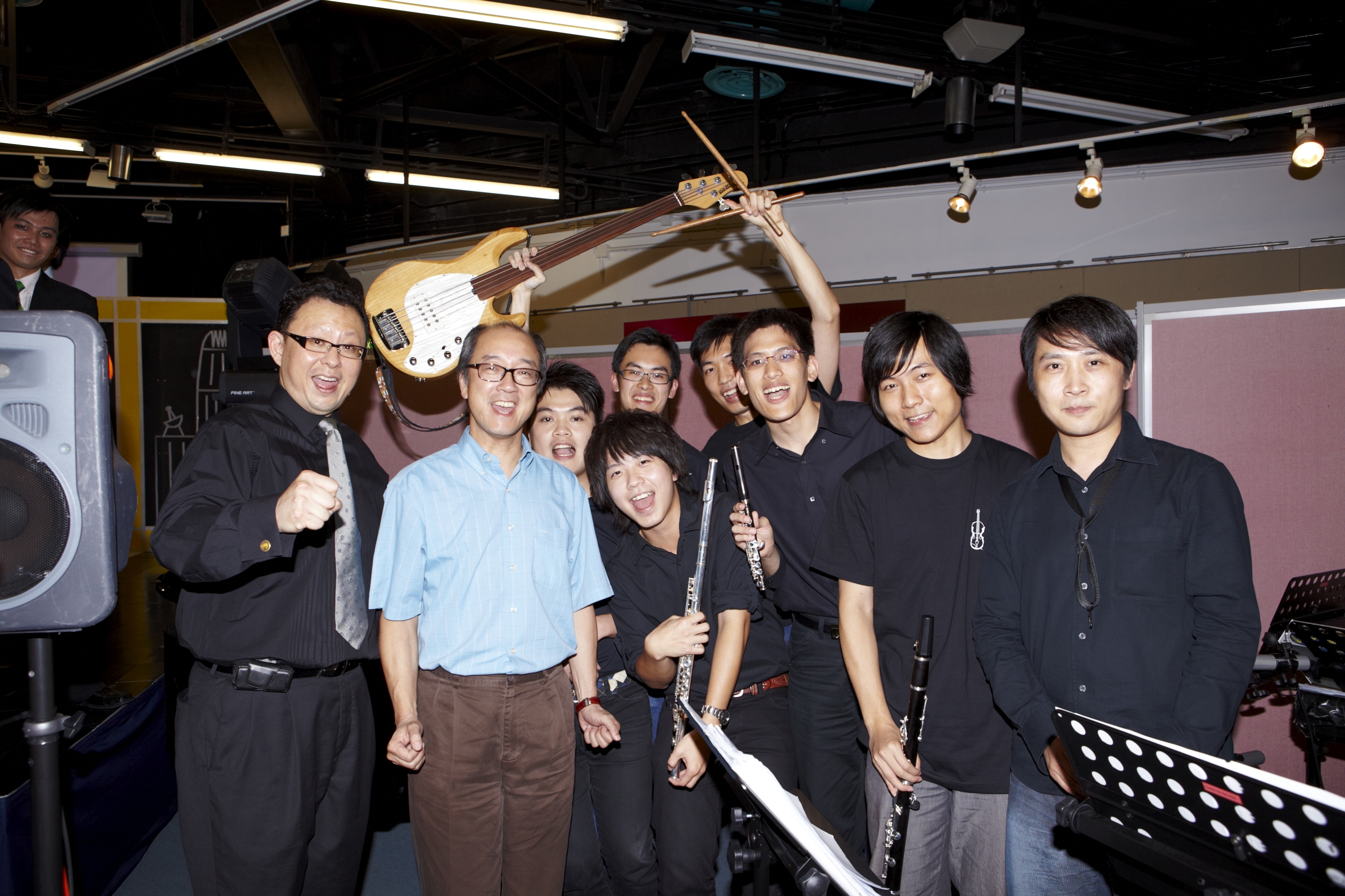 Prof Lo (first from left) and President Chan (second from left) and the live band	