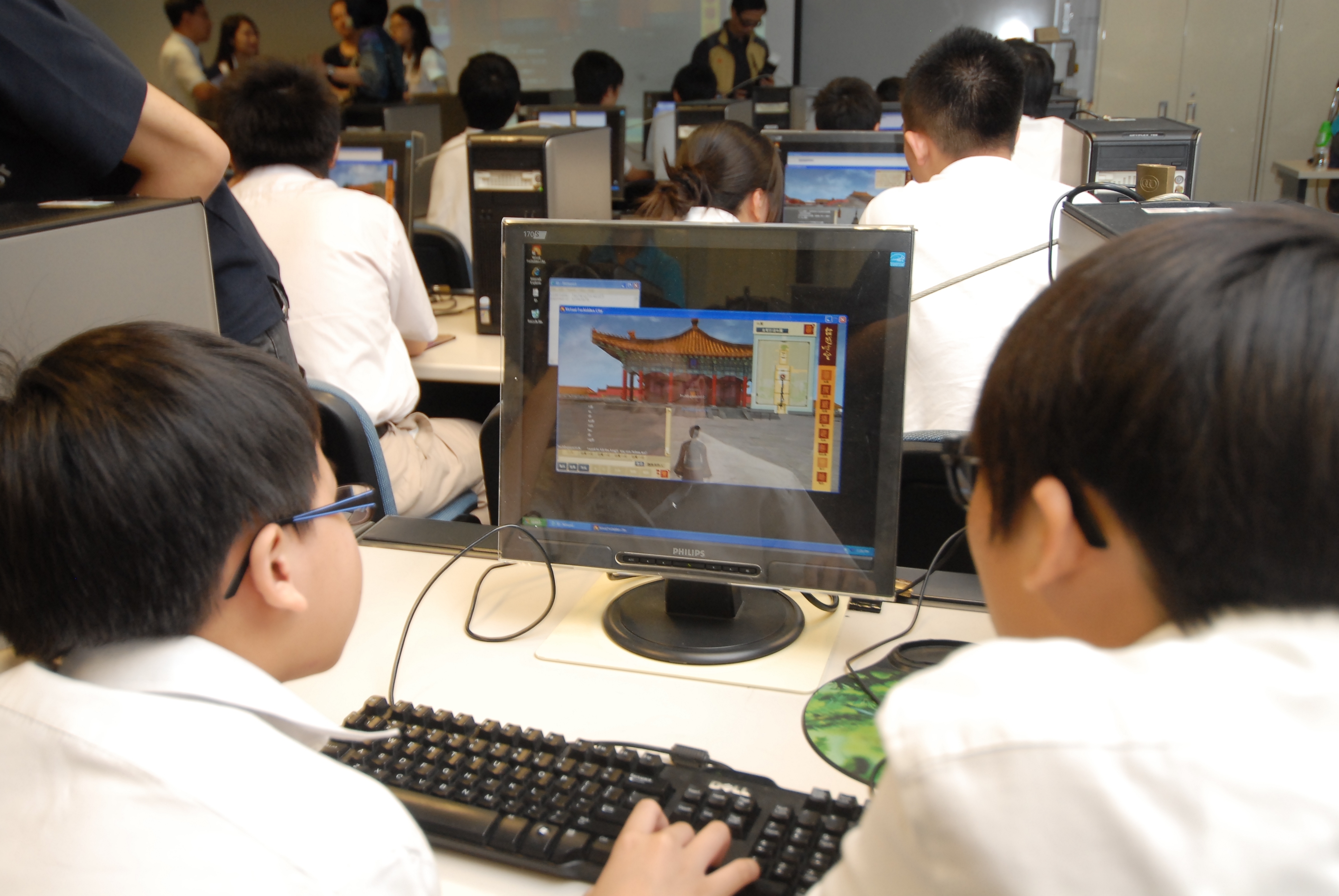 Students start their virtual tour of the Forbidden City.	