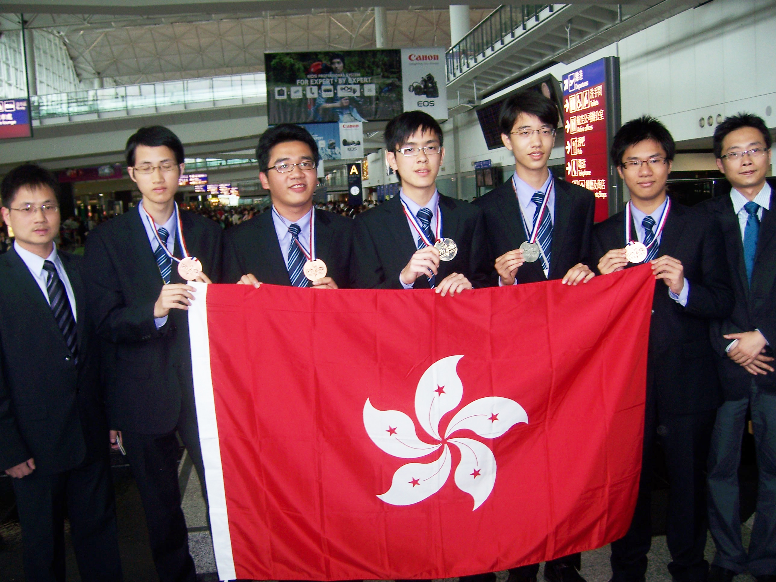 The Hong Kong Team returns from the International Physics Olympiad: (from left) Prof Du Sheng-wang, Mr Laurence Leung Yik-lok, Mr Tsang Hok-kan, Mr Jonathan Ma Han-son, Mr Andy Loo, Mr Tang Wai-ho, and Prof Chen Tian-wen	