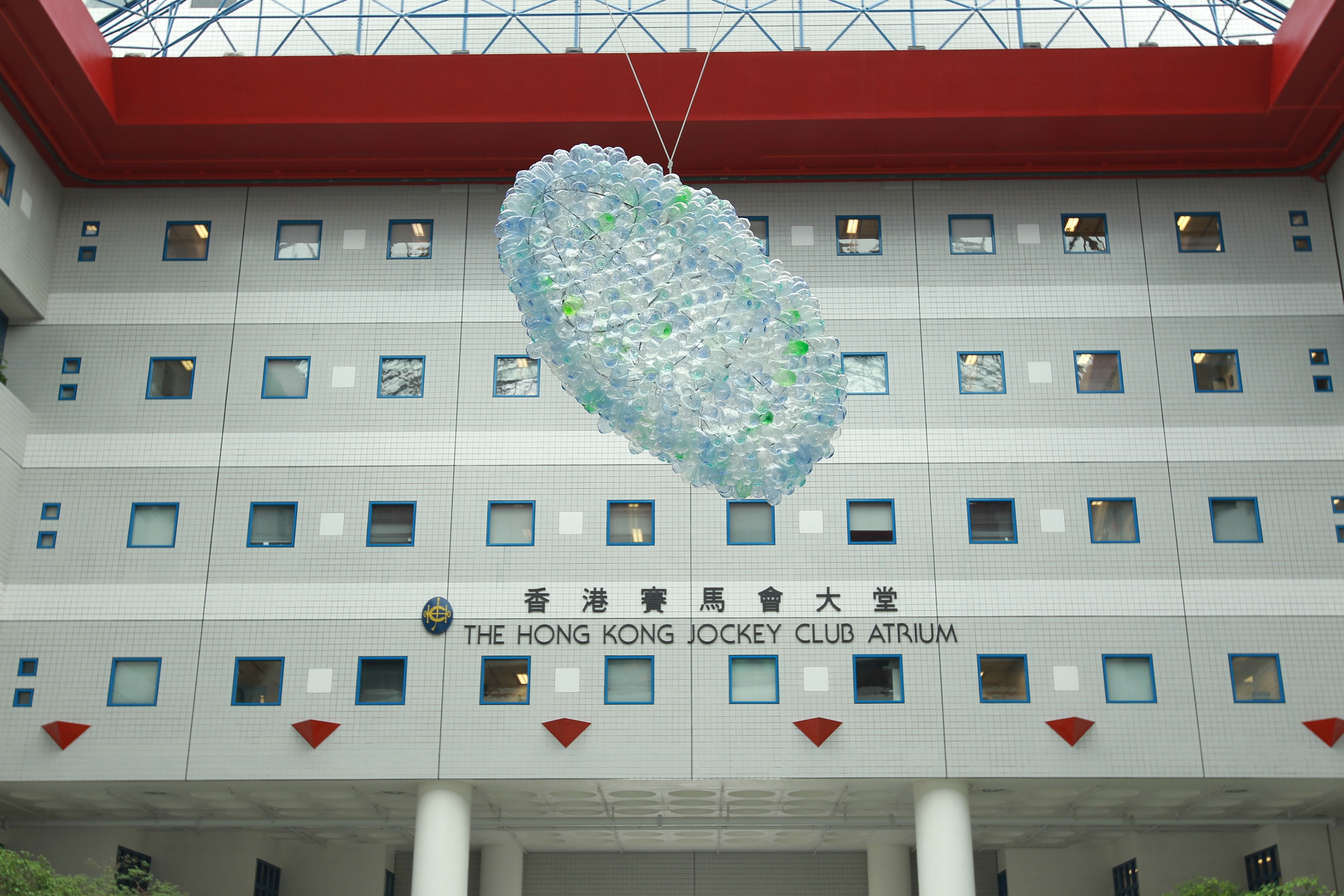A “cloud” made of used plastic bottles lingers above the exhibit and decorates HKUST’s Hong Kong Jockey Club Atrium.	