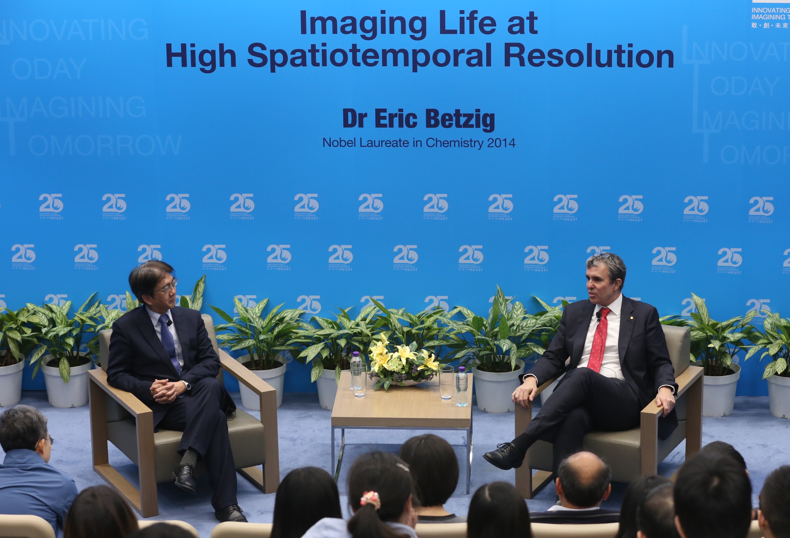  A discussion between Dr Eric Betzig and Vice-President for Research and Graduate Studies Prof Joseph Lee (left).