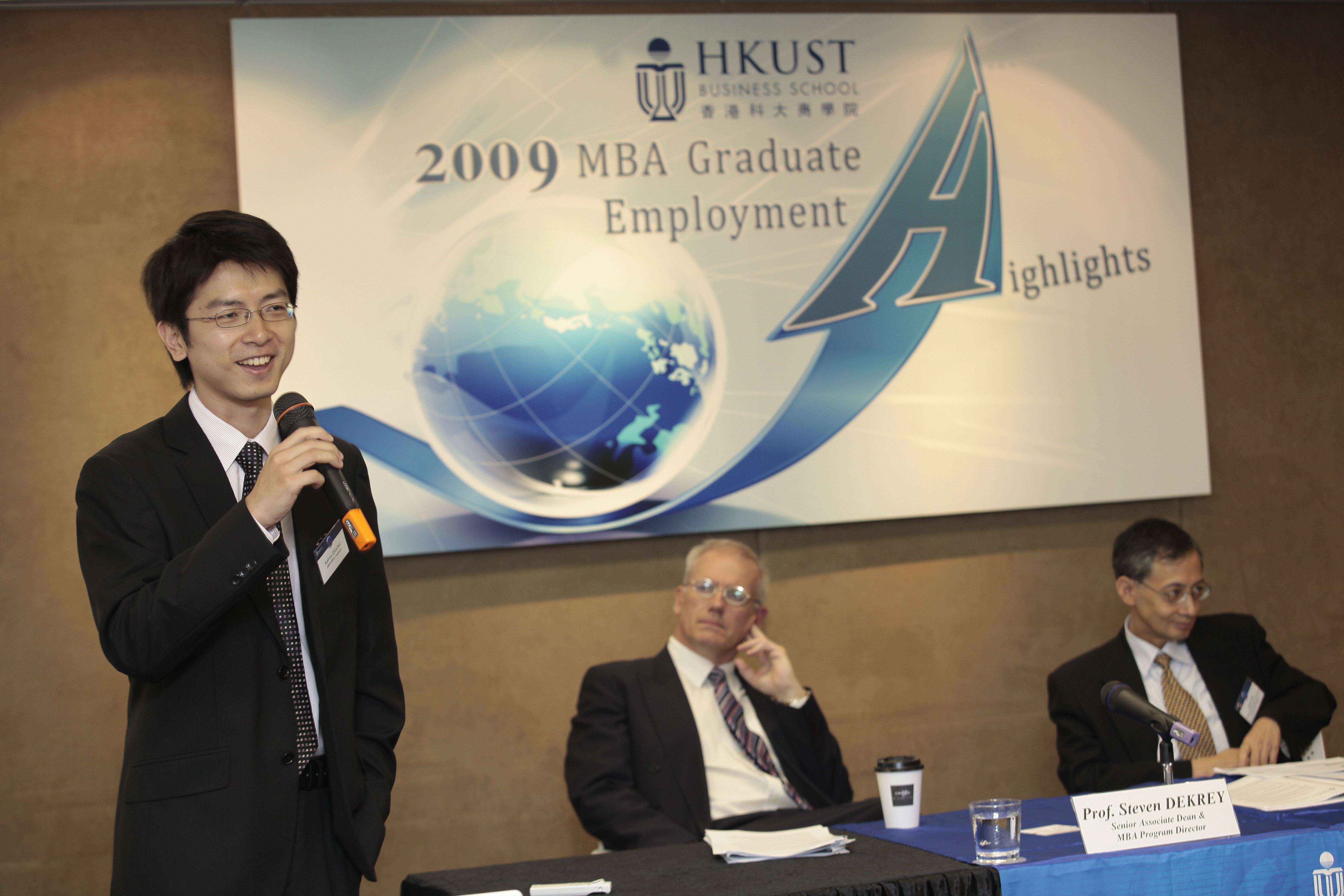  Recent graduates share their job-hunting experiences at the briefing.