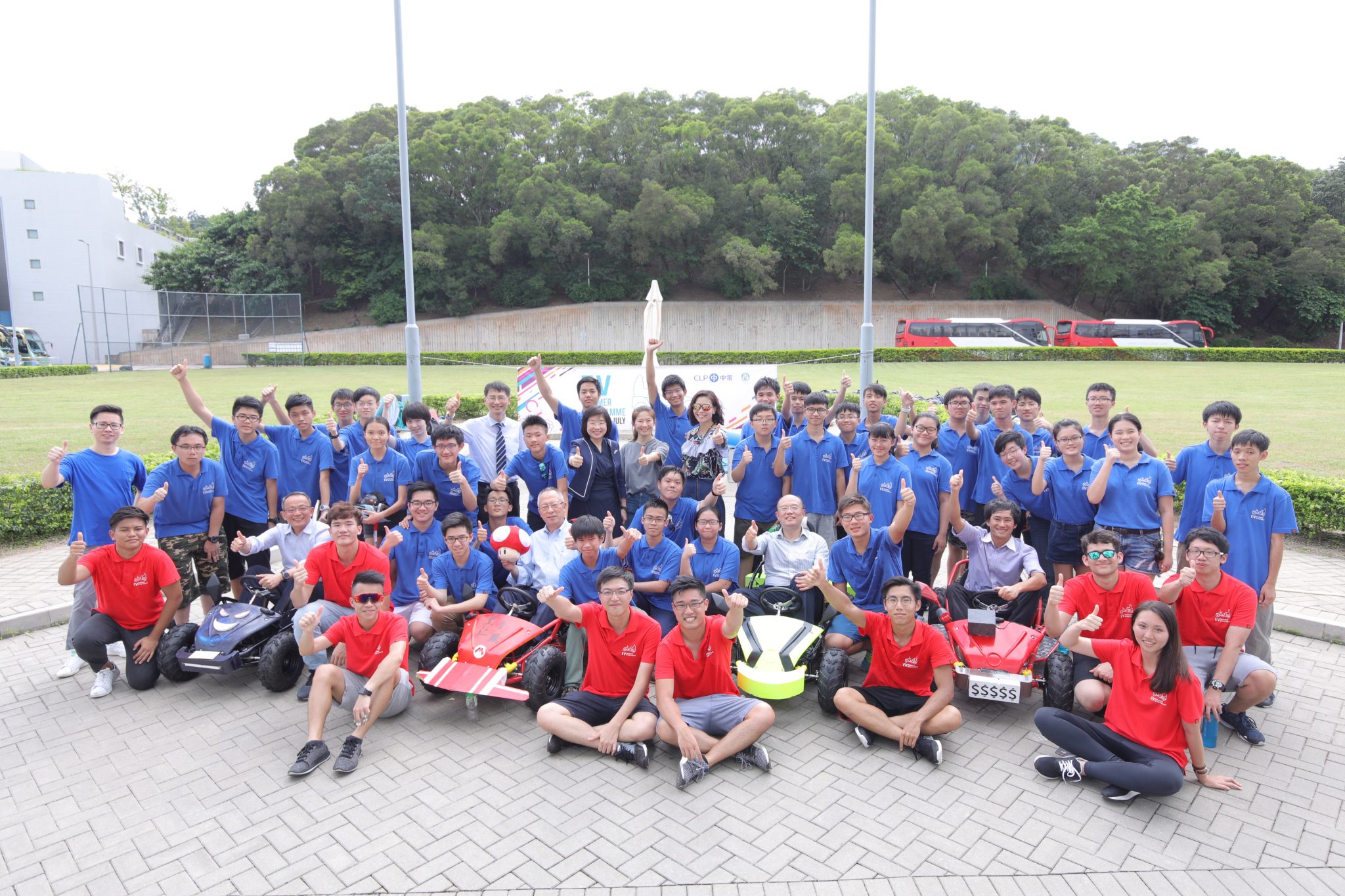  The students from five secondary schools, together with the cars they had built, pose for a picture with the judges and the HKUST student helpers.