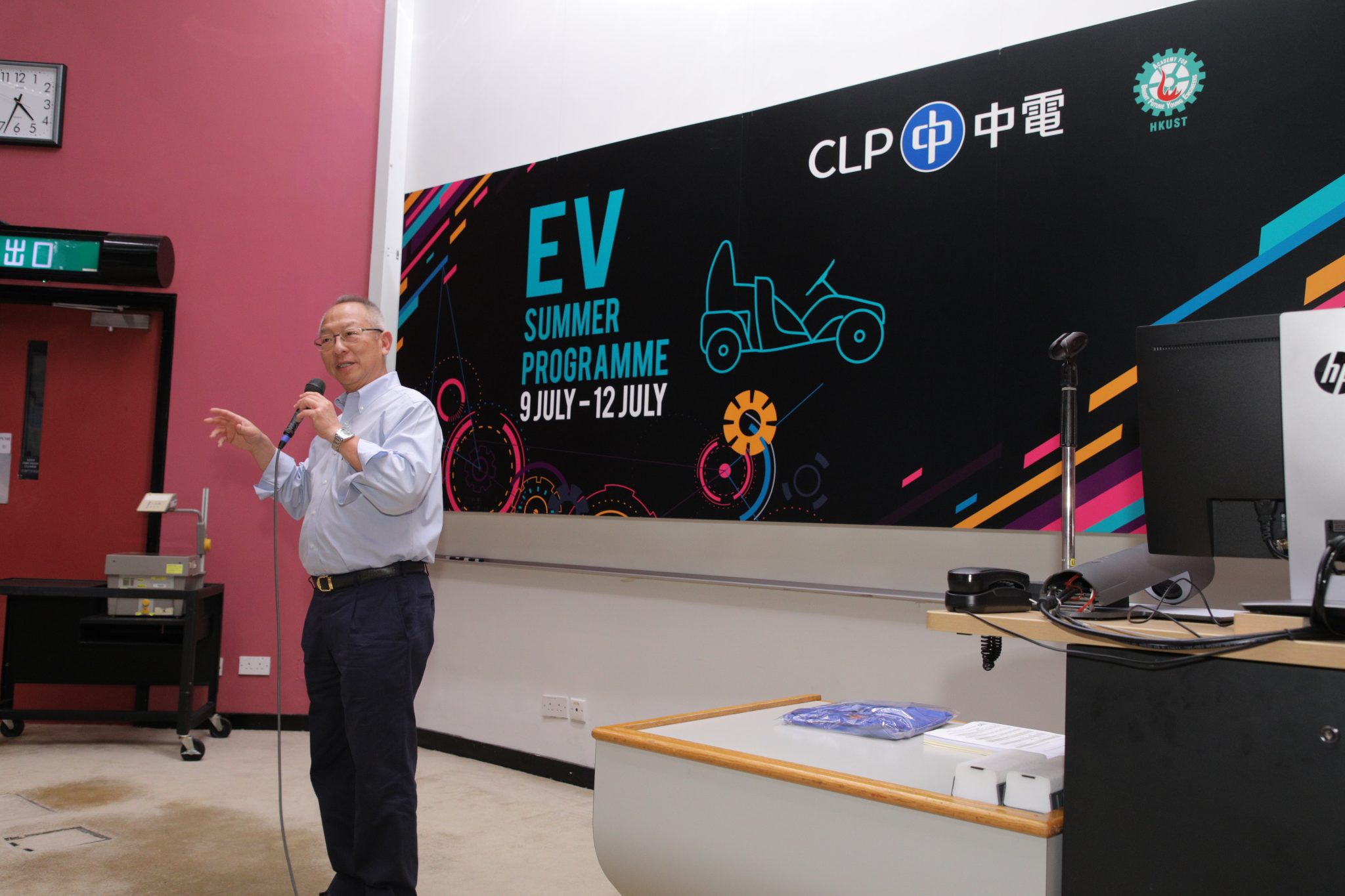  Prof Roy Chung addresses the audience at the award presentation ceremony.