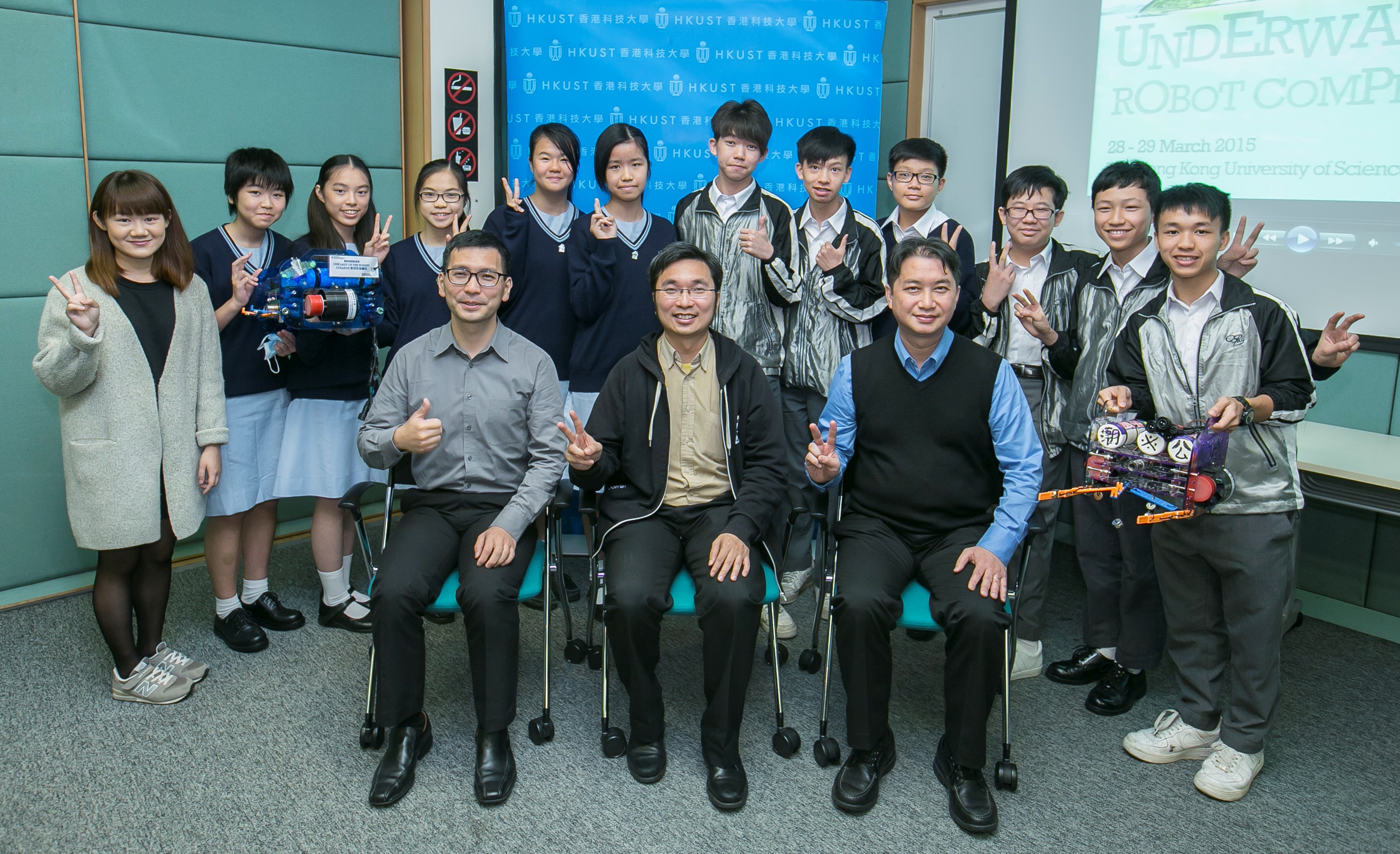  (前排左起) 余甘枫老师、胡锦添教授、李务斯老师; (后排)学生导师与两支胜出队伍。