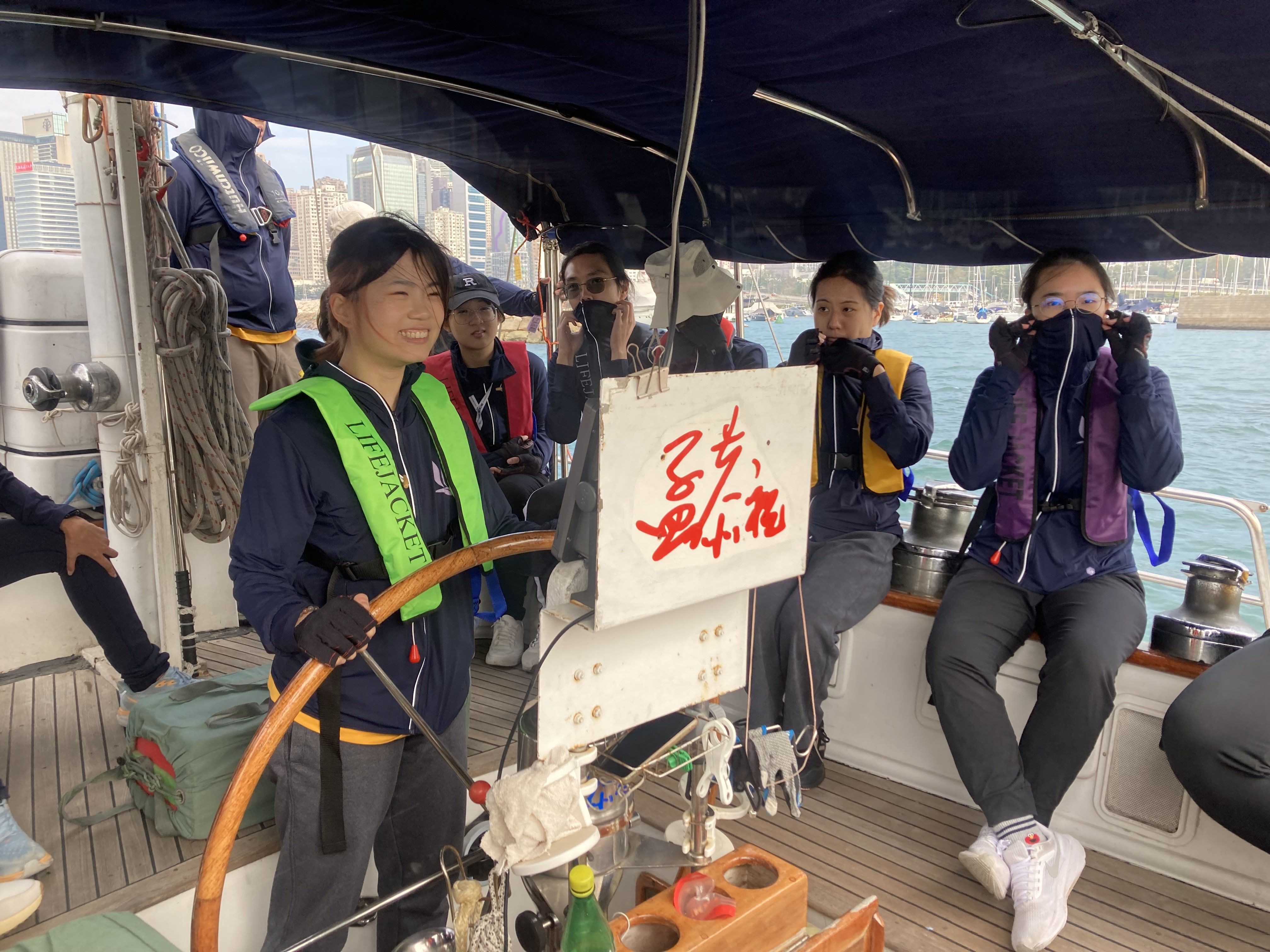 參加計劃後的Edith變得開朗及好動，更勇於嘗試未知的事物。圖為Edith學習駕駛帆船。