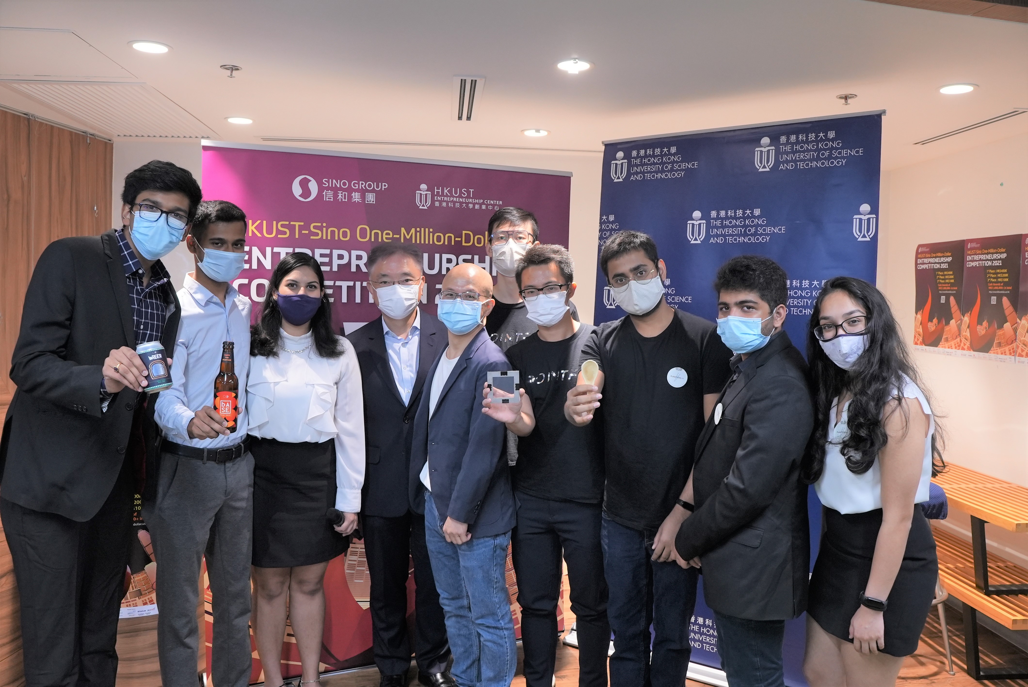 科大创业中心署理主任萧观明（左五）、信和集团创新联席董事杨孟璋（左四）与得奖者合照。 