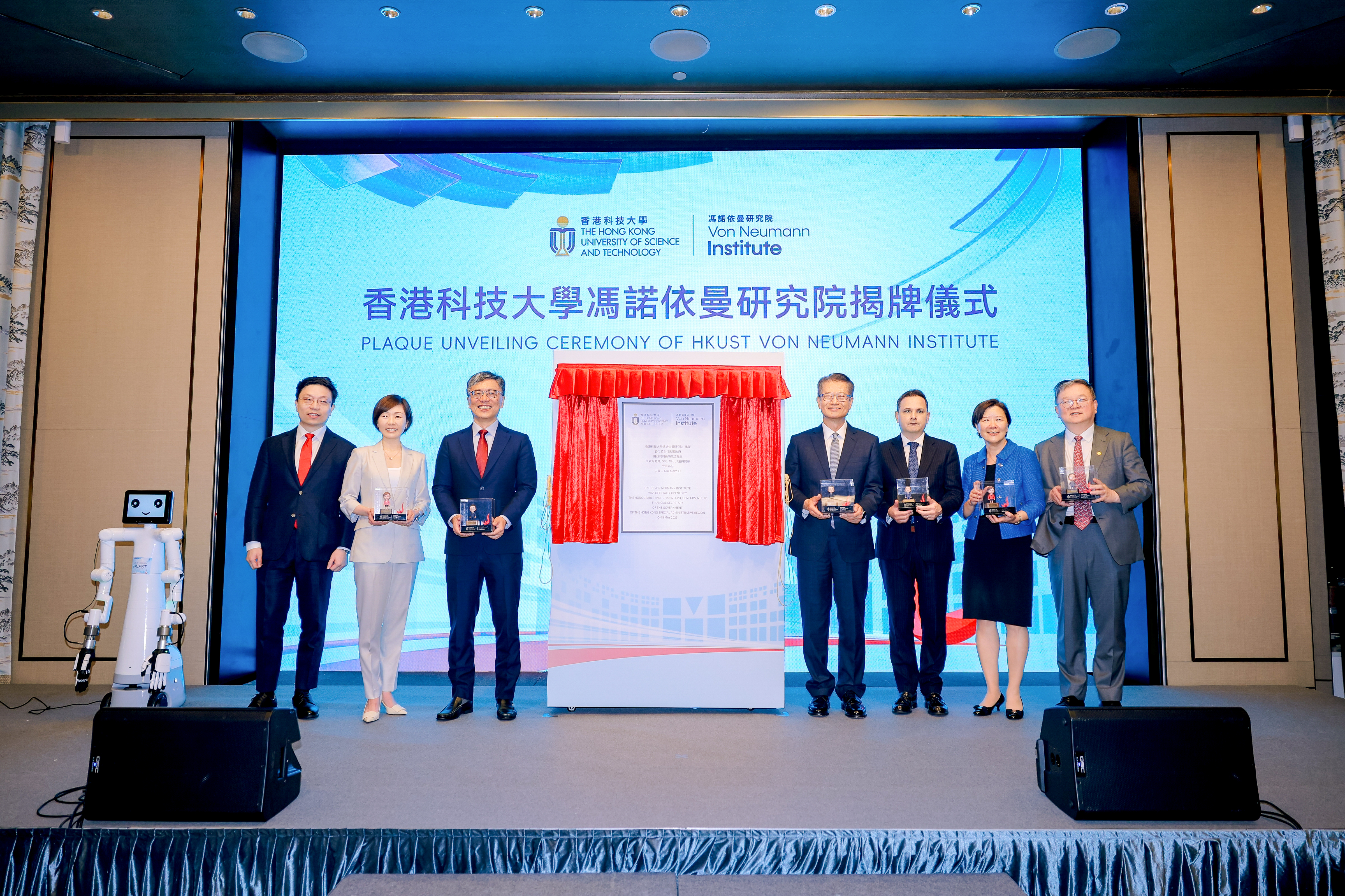 All officiating guests receive a tailored AI-generated 3D portrait model created by Light illusions, a startup company founded by VNI Associate Director Prof. TAN Ping and his team. 