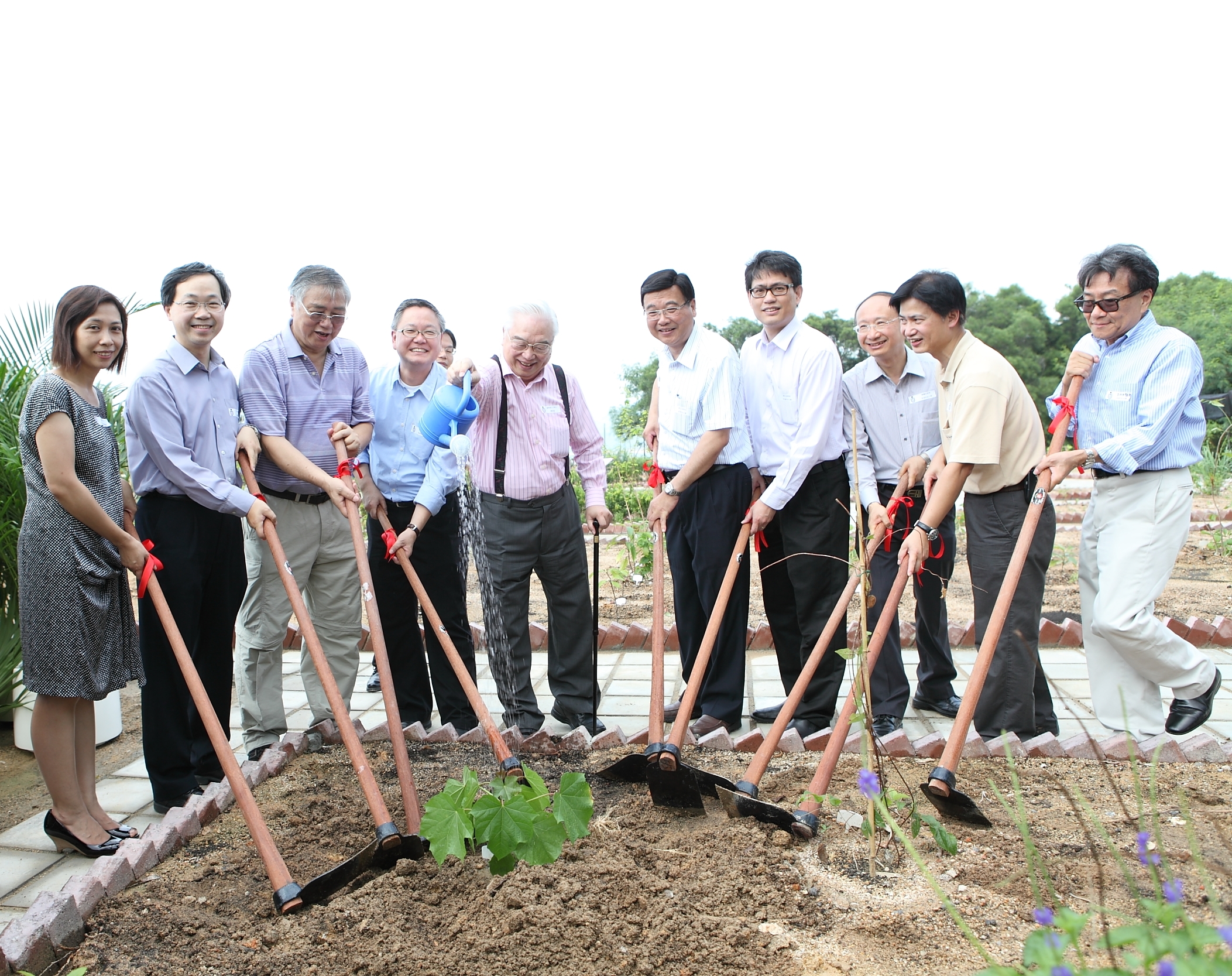 科大與政府部門及社會機構代表主持植樹儀式，標誌著科大生態園正式啟用。