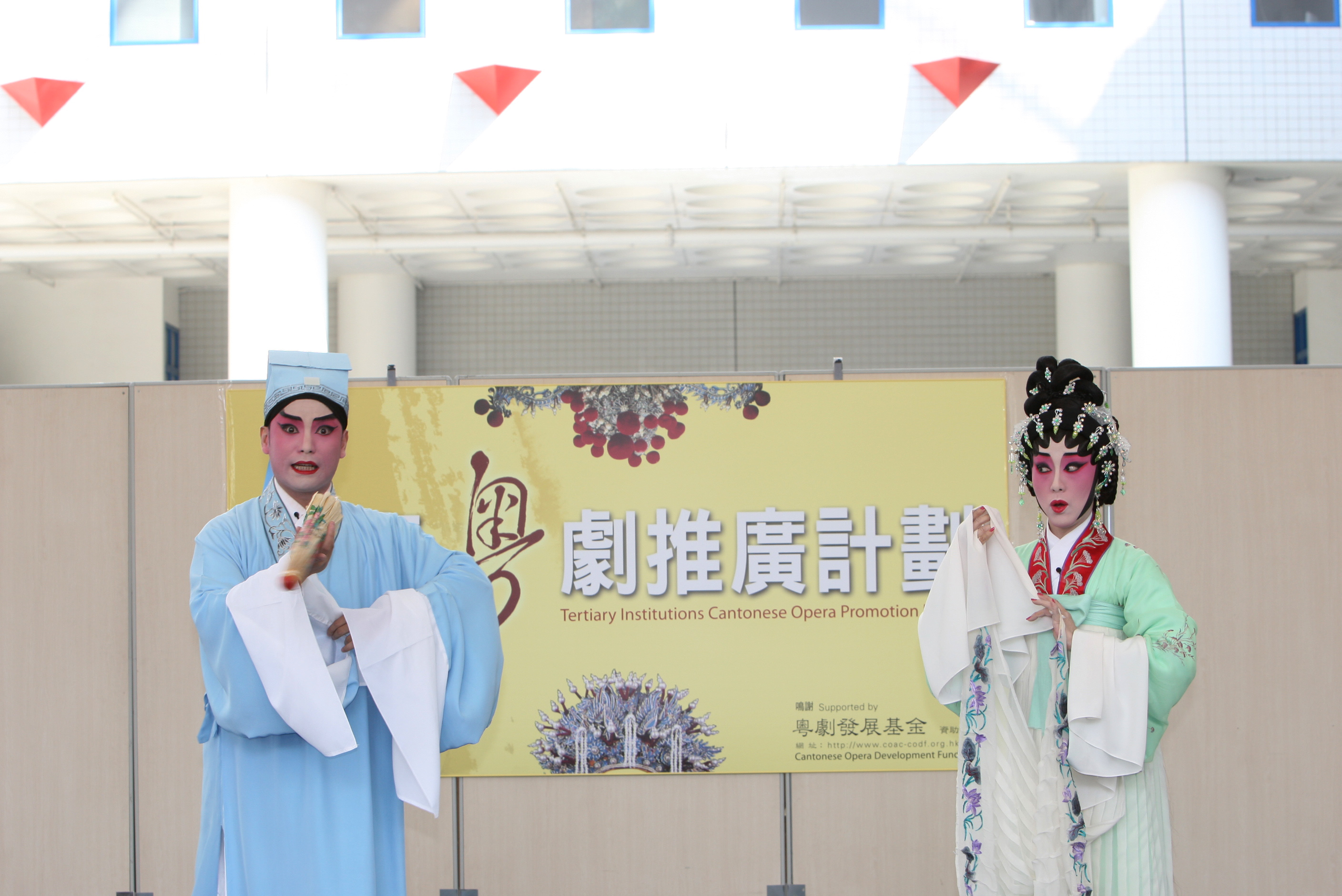 Professional actress Ms Cheng Wing-mui (right) and actor Mr Hung Hai demonstrate Cantonese Opera.
