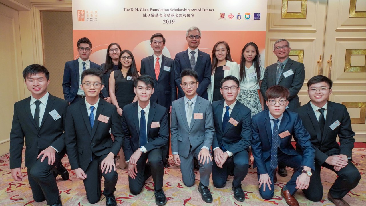 Kevin (second from the left, front row) and HKUST President Prof. Wei SHYY (fourth from the right, back row) at the award dinner of the 2019 D. H. Chen Foundation Scholarships.