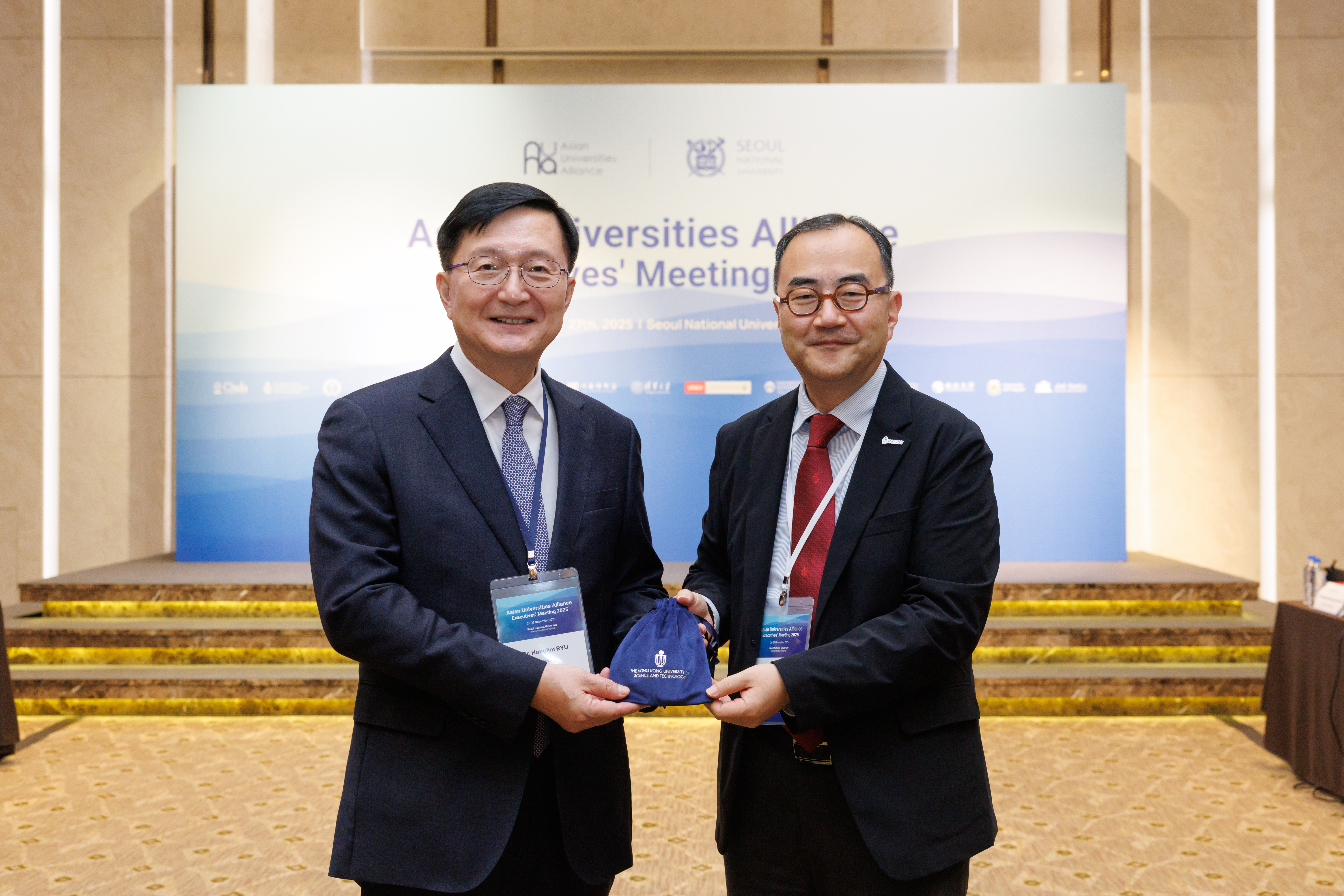 HKUST Associate Vice-President (Knowledge Transfer) Dr. Shin Cheul KIM (right) presents a souvenir to the Seoul National University President Prof. RYU Hong-Lim (left).