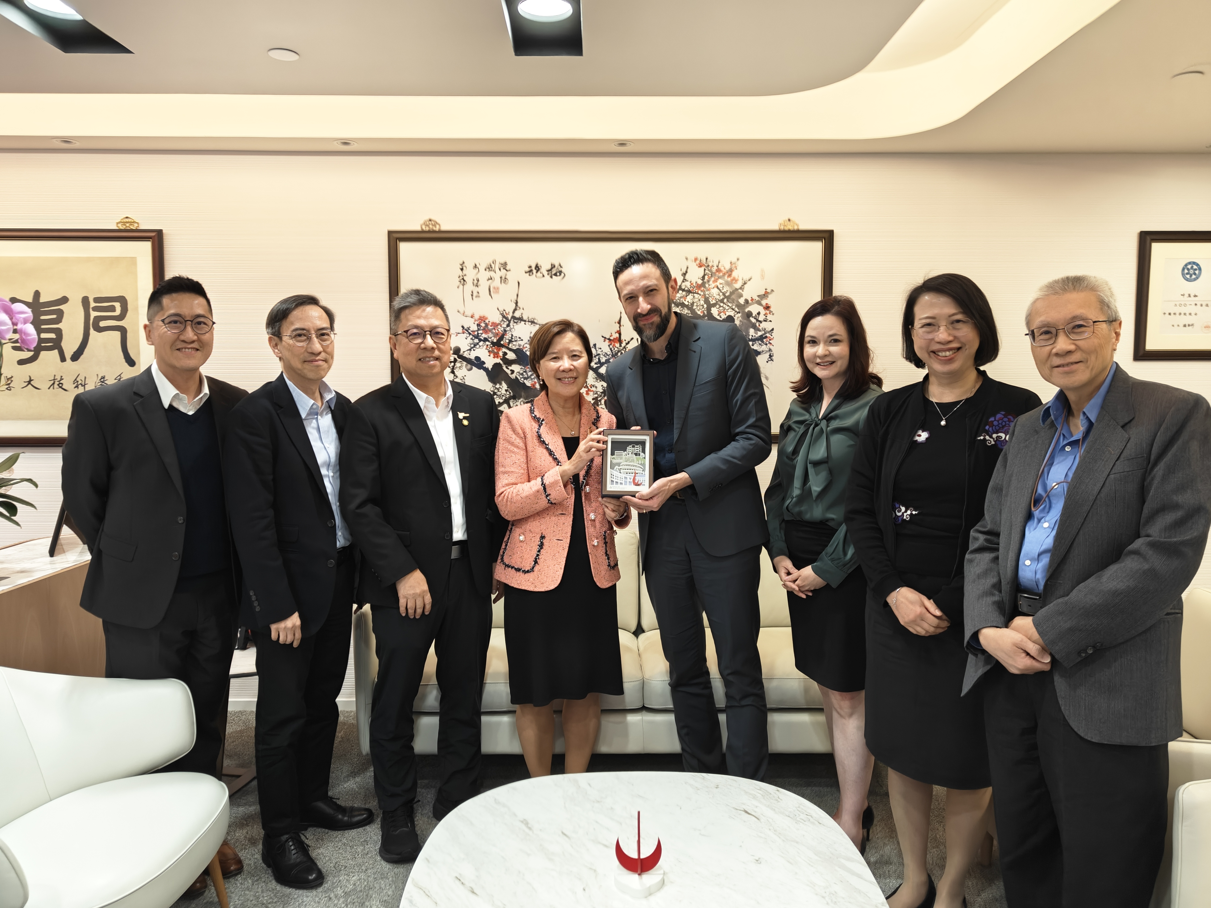 HKUST President Prof. Nancy IP (fourth left) presents souvenir to Prof. Michele ACUTO, Vice President and Pro-Vice Chancellor (Global Engagement) of the University of Bristol (fourth right), joined by Prof. Hong K. LO, Dean of Engineering (third left), Prof. Yung Hou WONG, Dean of Science (second left), Dr. Alison LLOYD, Associate Provost (Institutional Data and Research) (third right), Ms. Yvonne HO, Associate Vice-President (Projects) (second right) and Prof. Kin Ying MOK, Chief Medical Officer.
