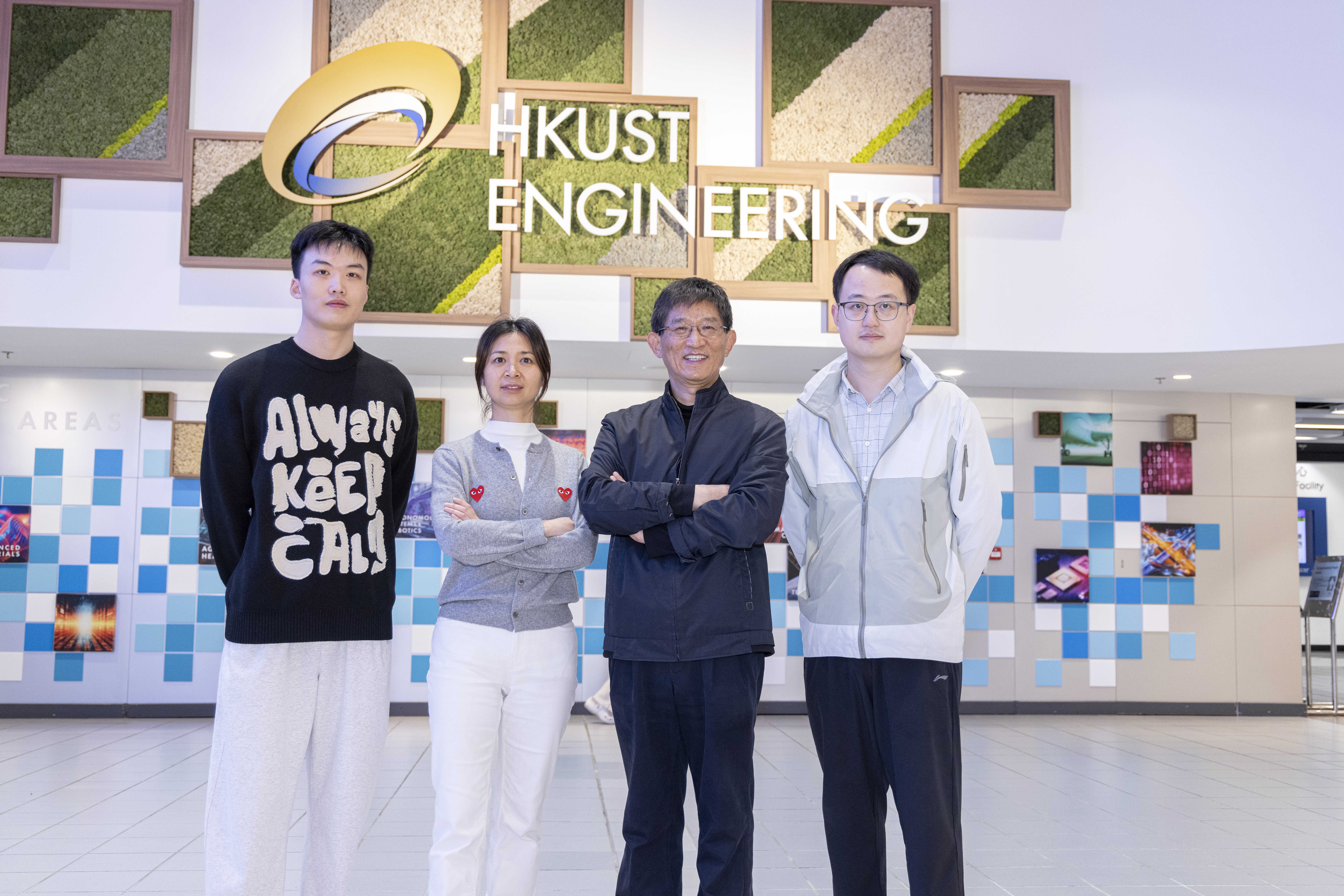 研究团队成员包括科大机械及航空航天工程学系讲座教授及通讯作者孙庆平教授（右二）、教授及共同通讯作者姚舒怀教授（左二）、研究助理教授及第一作者周国安教授（右一）、博士生及第二作者李泽希（左一）。 