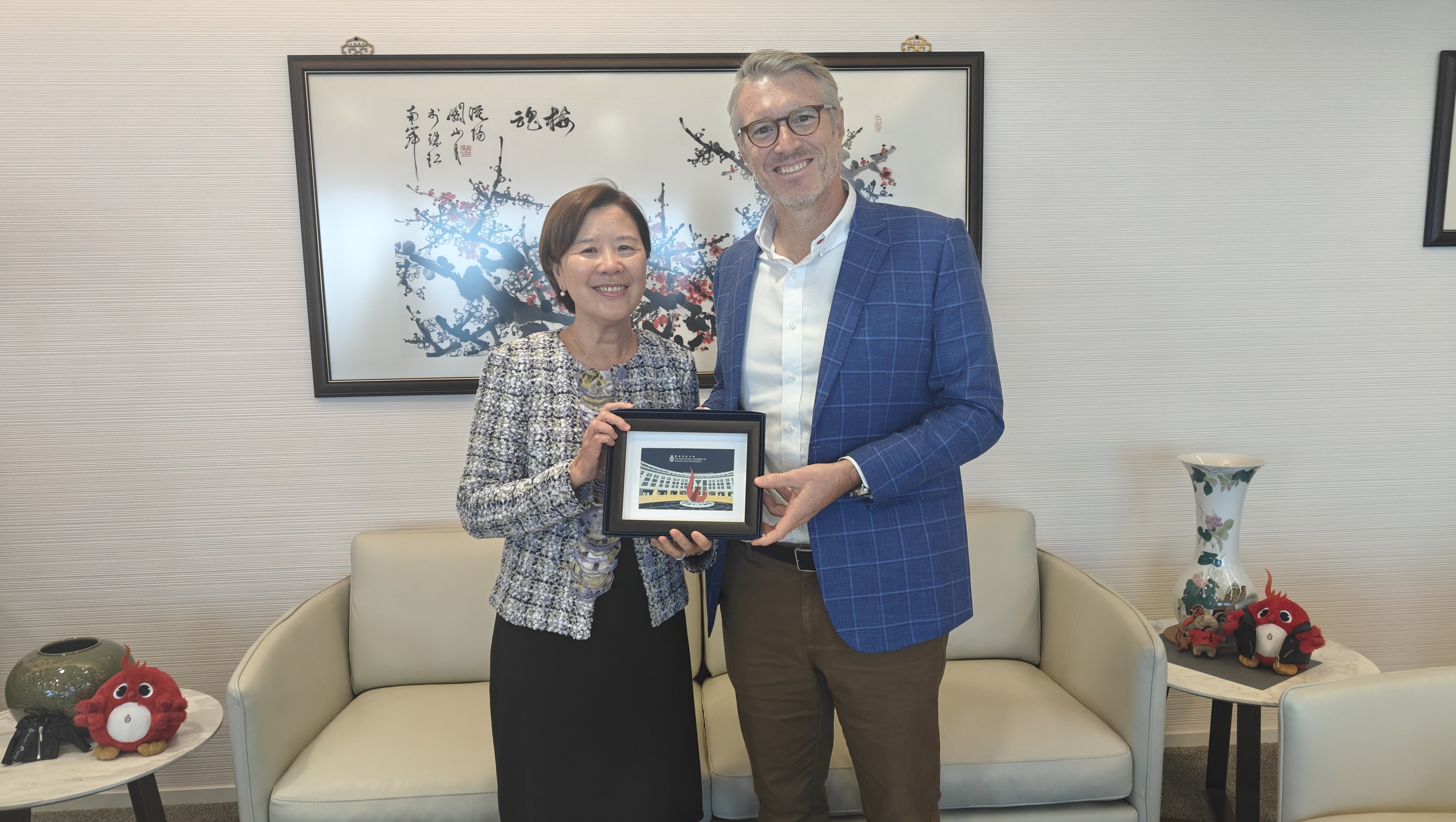 科大校长叶玉如教授 (左) 向瑞士驻香港总领事Daniel FREIHOFER先生(右)致送纪念品。