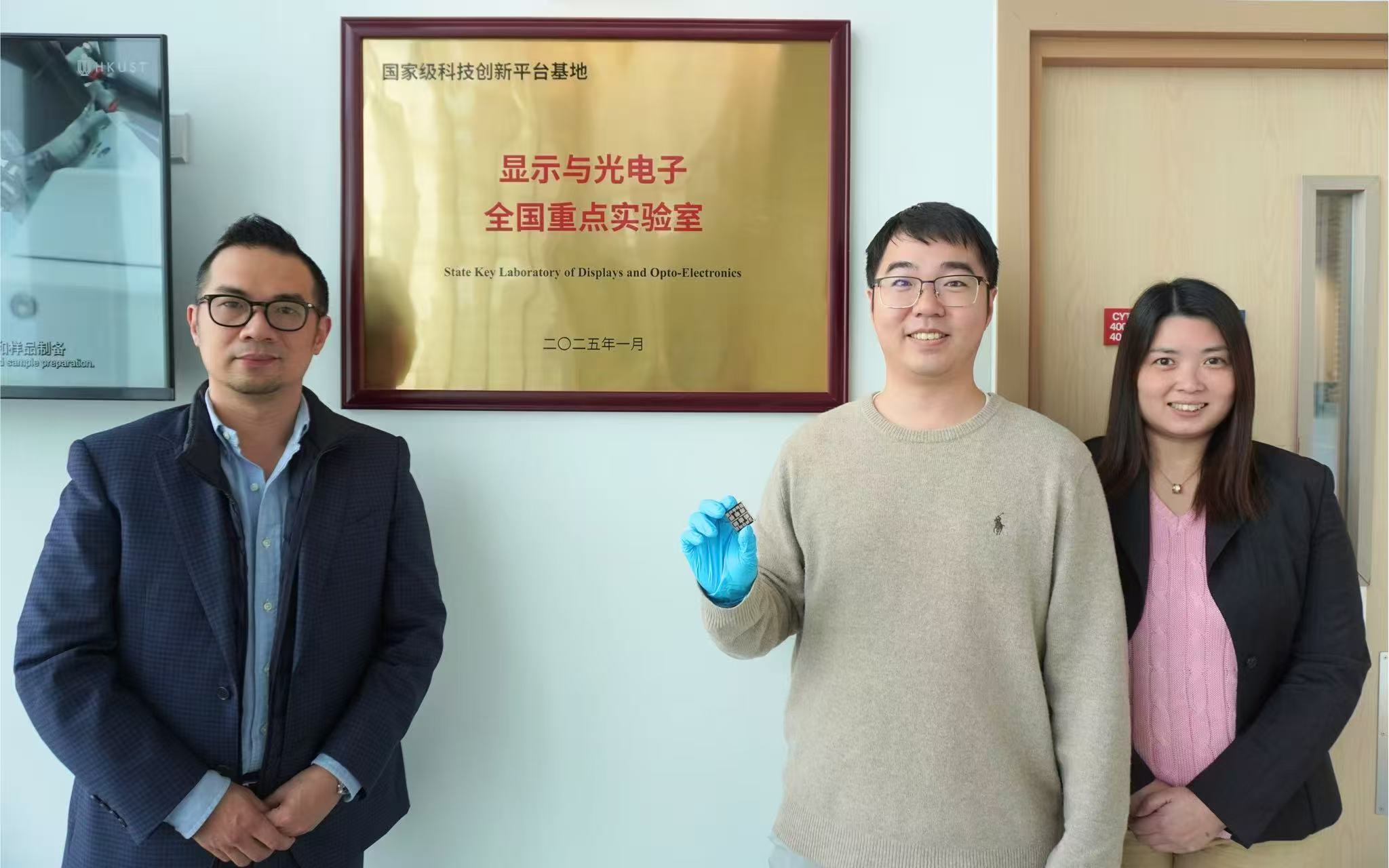 沈鑫毅博士（中）展示首个认证的全蒸镀钙钛矿太阳能电池，并与团队成员林彦宏助理教授（左）及杨思恩博士（右）合照。