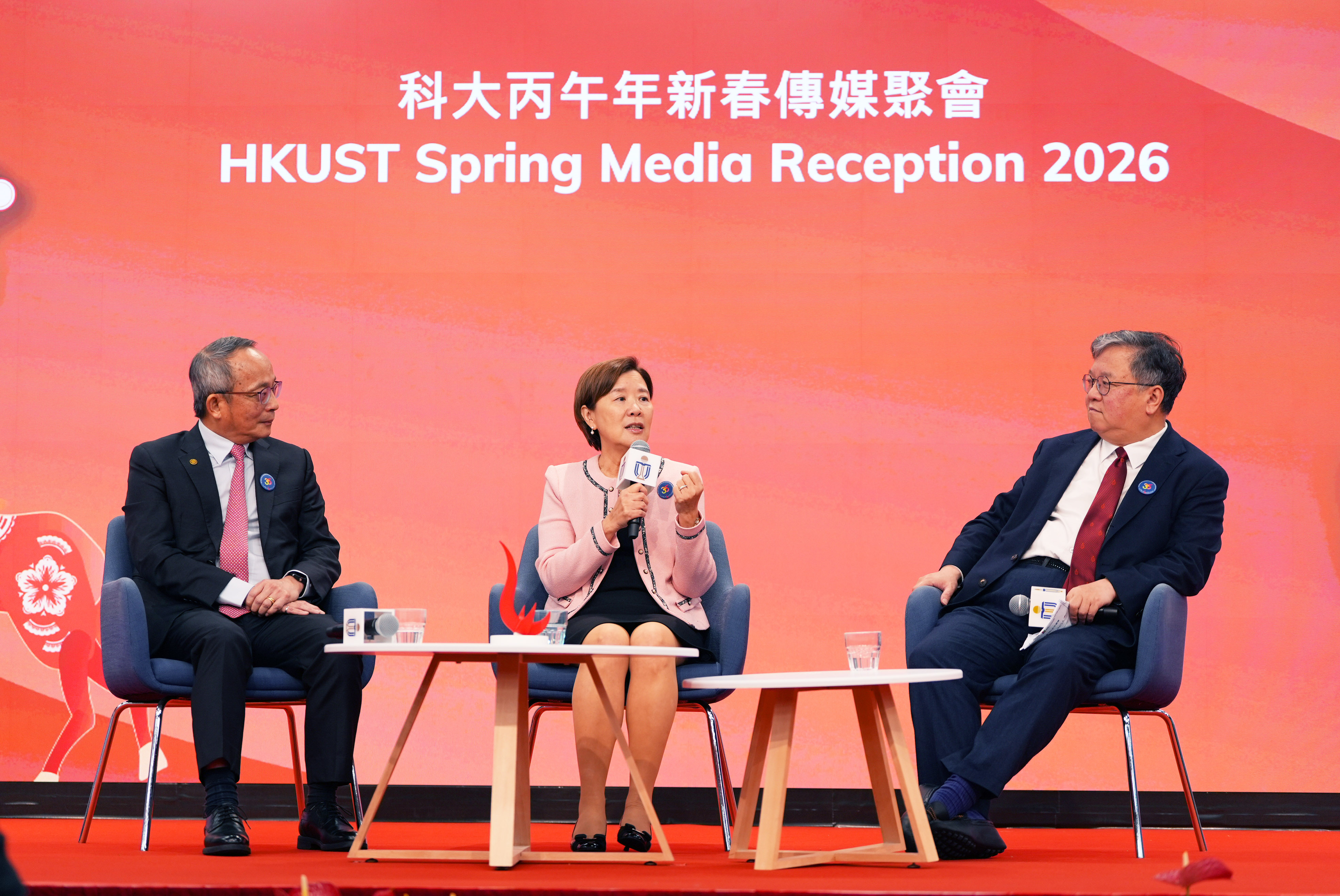問答環節中，葉玉如教授（中）、郭毅可教授（右）及鄭光廷教授（左）回應傳媒朋友的提問。
