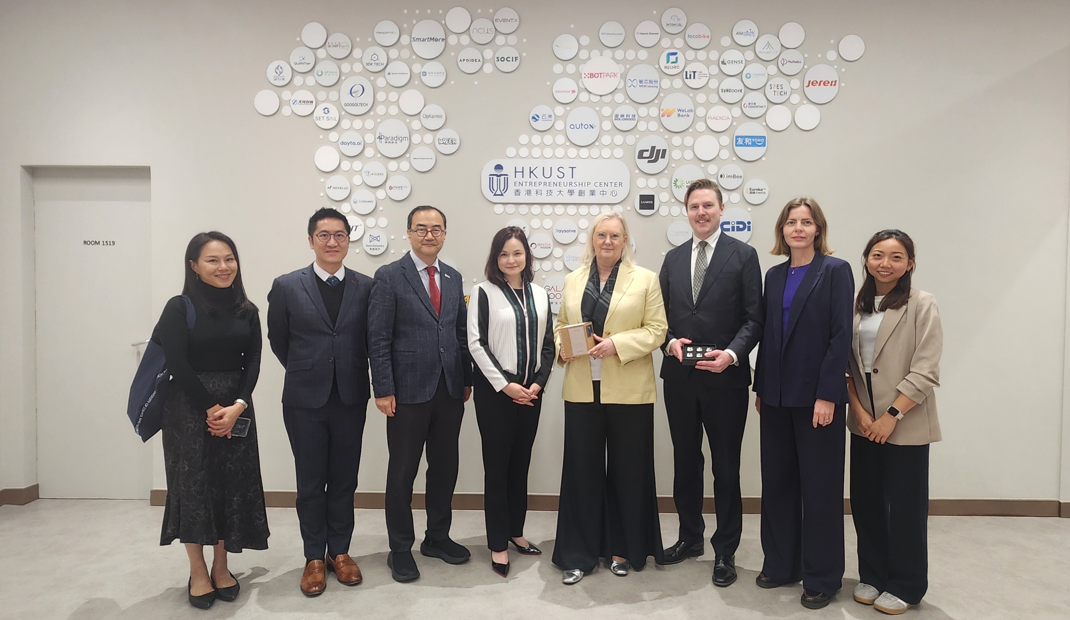 Group photo: HKUST Associate Provost (Institutional Data & Research) Dr. Alison LLOYD (fourth left), Associate Vice-President (Knowledge Transfer) Dr. Shin Cheul KIM (third left), Consul General of Sweden in Hong Kong (fourth right), Innovation and Science Counsellor from the Embassy of Sweden in Beijing Mr. Daniel EKSTRÖM (third right) and Deputy Consul General of Sweden in Hong Kong Ms. Amelie COYET (second right).