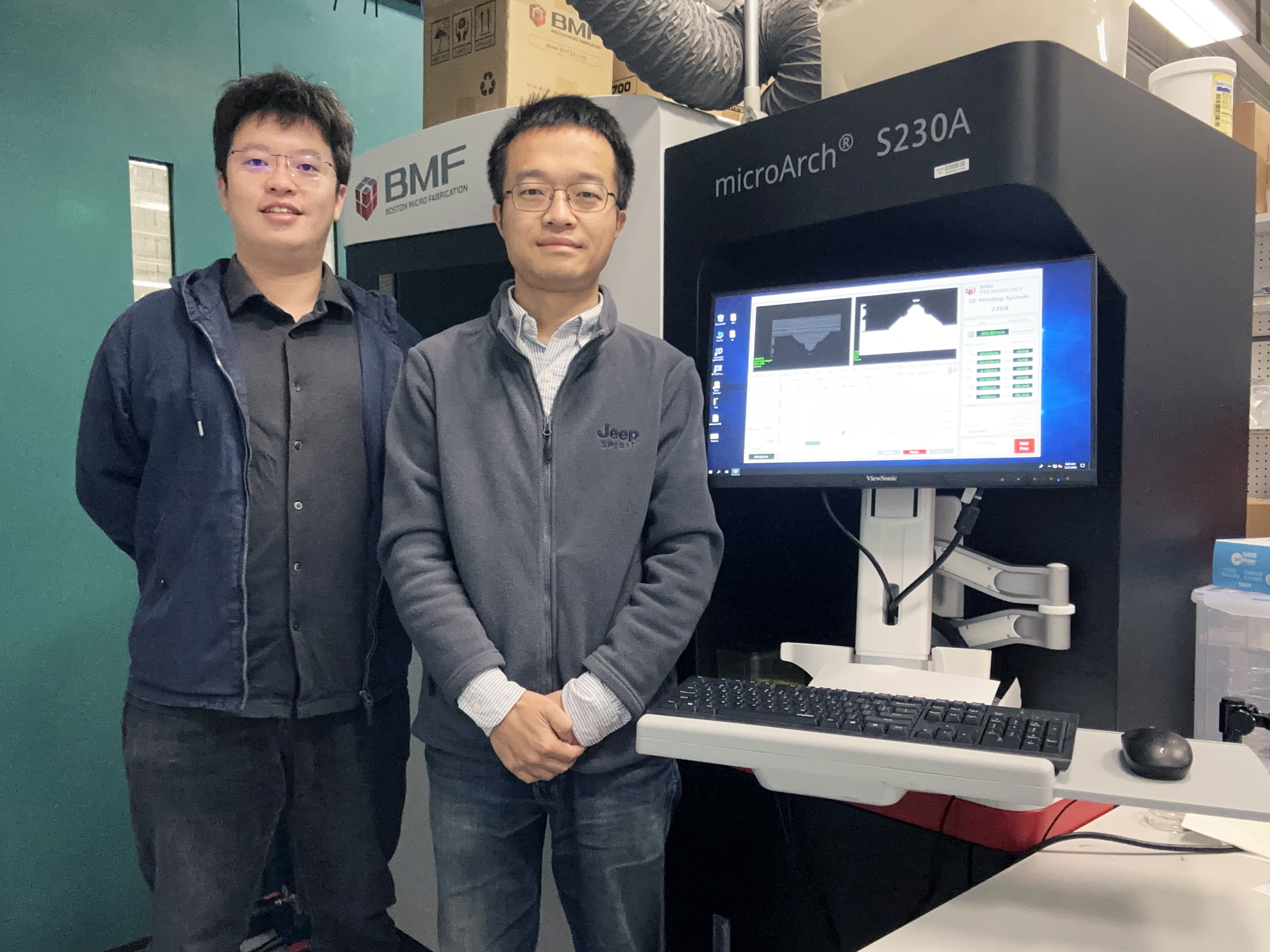 科大机械及航空航天工程学系助理教授胡文琪教授（右）、其研究生陈熙（左）及其他科大研究团队成员成功研发全球首个仿生人工纤毛系统，为医疗技术及微型机器人应用带来突破性进展。