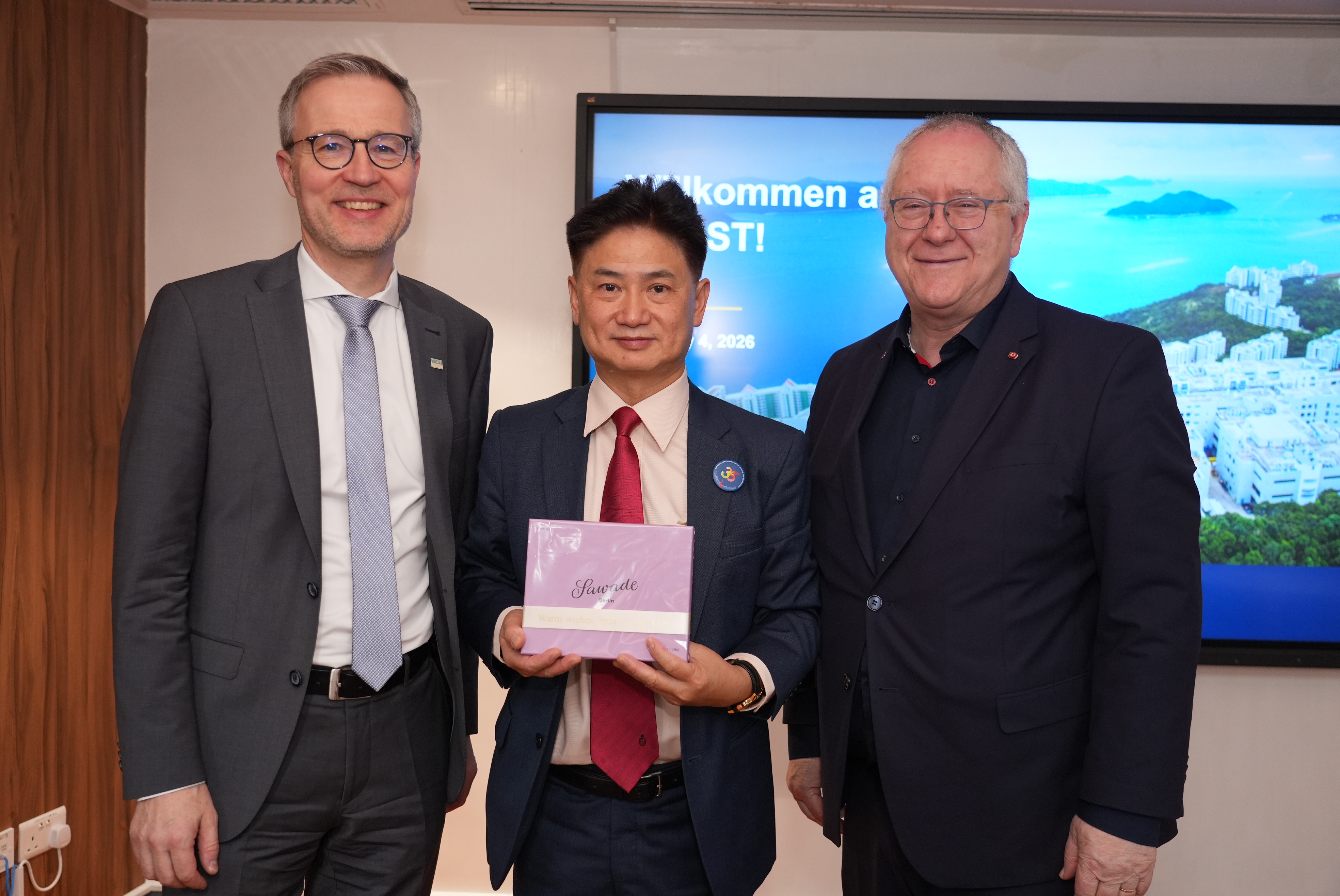 Chairman of German U15 and TU9 alliances Prof. Michael HOCH (right) and Prof. Peter MIDDENDORF (left) present a souvenir to HKUST Vice-President for Institutional Advancement Prof. Charles NG (center).