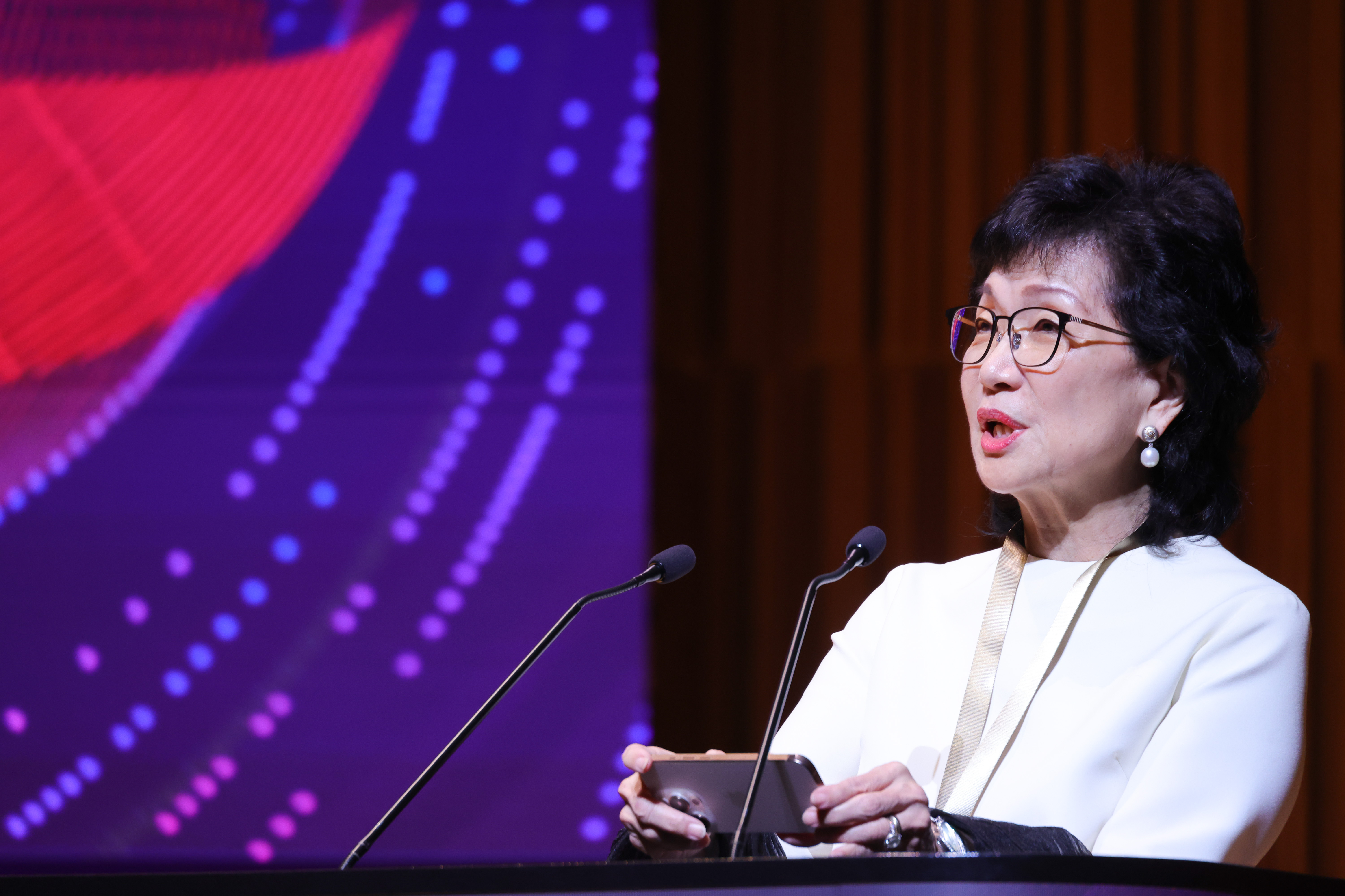 科大校董会副主席兼世界教育论坛董事施熙德女士代表主办方欢迎国际代表团，并对科大与世界教育论坛的紧密合作深表欣慰。