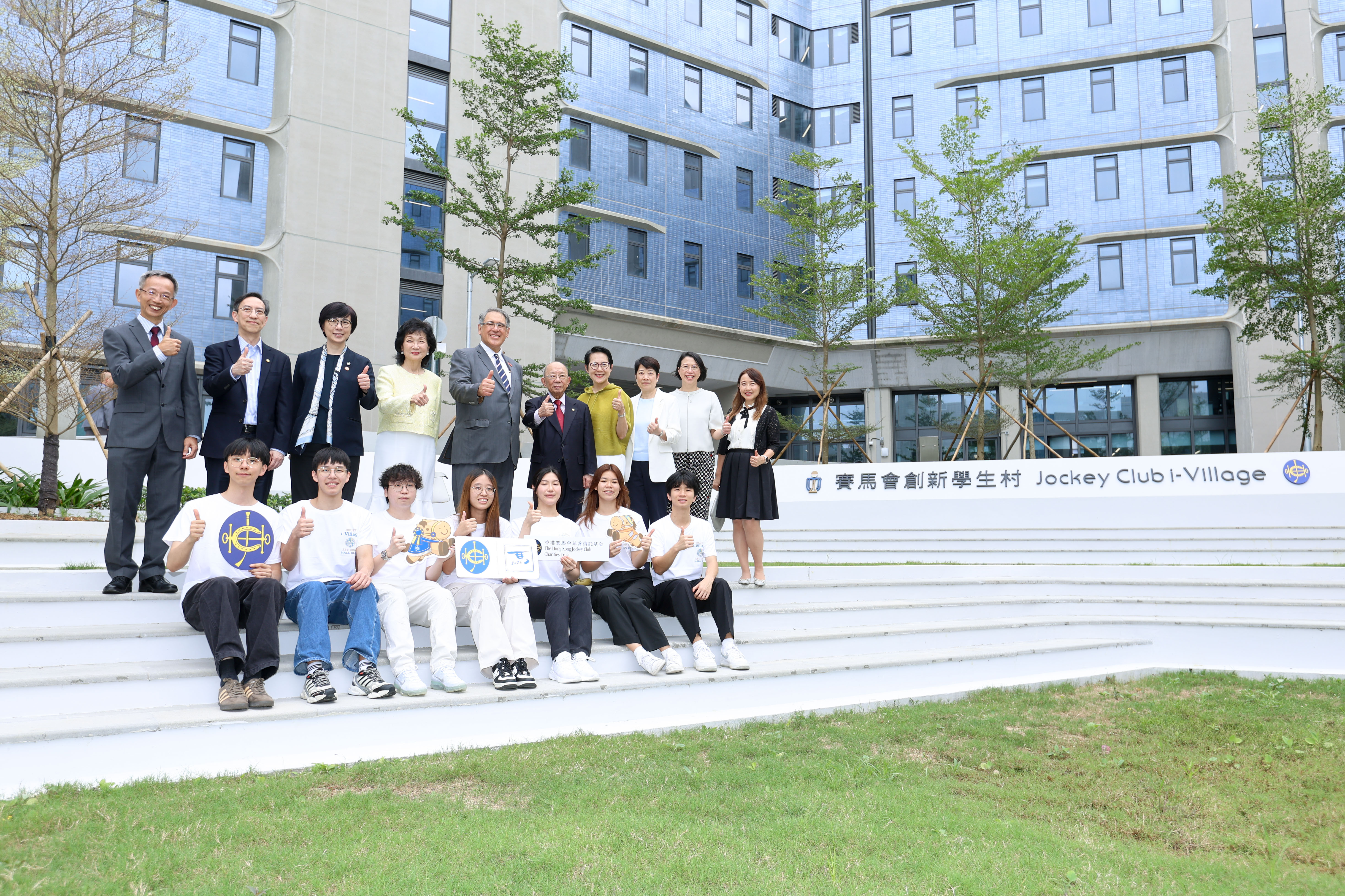 出席开幕典礼的嘉宾及科大管理层成员与学生在赛马会创新学生村前合影留念。